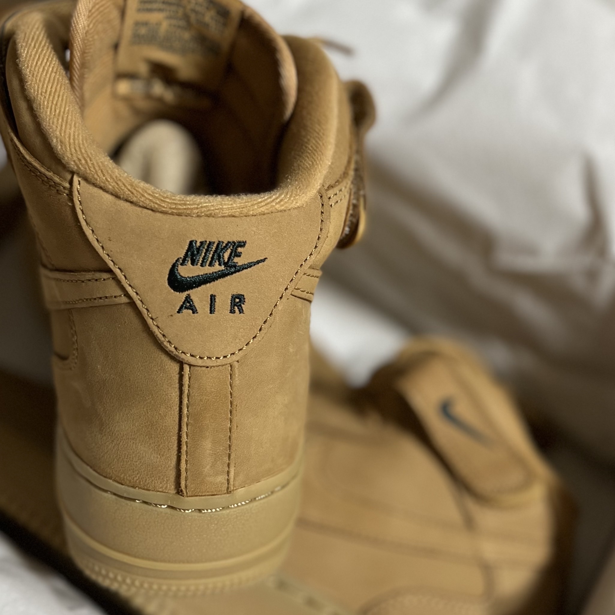 Nike Air Force 1 Mid Flax and Outdoor Green 착용 스타일 - 3