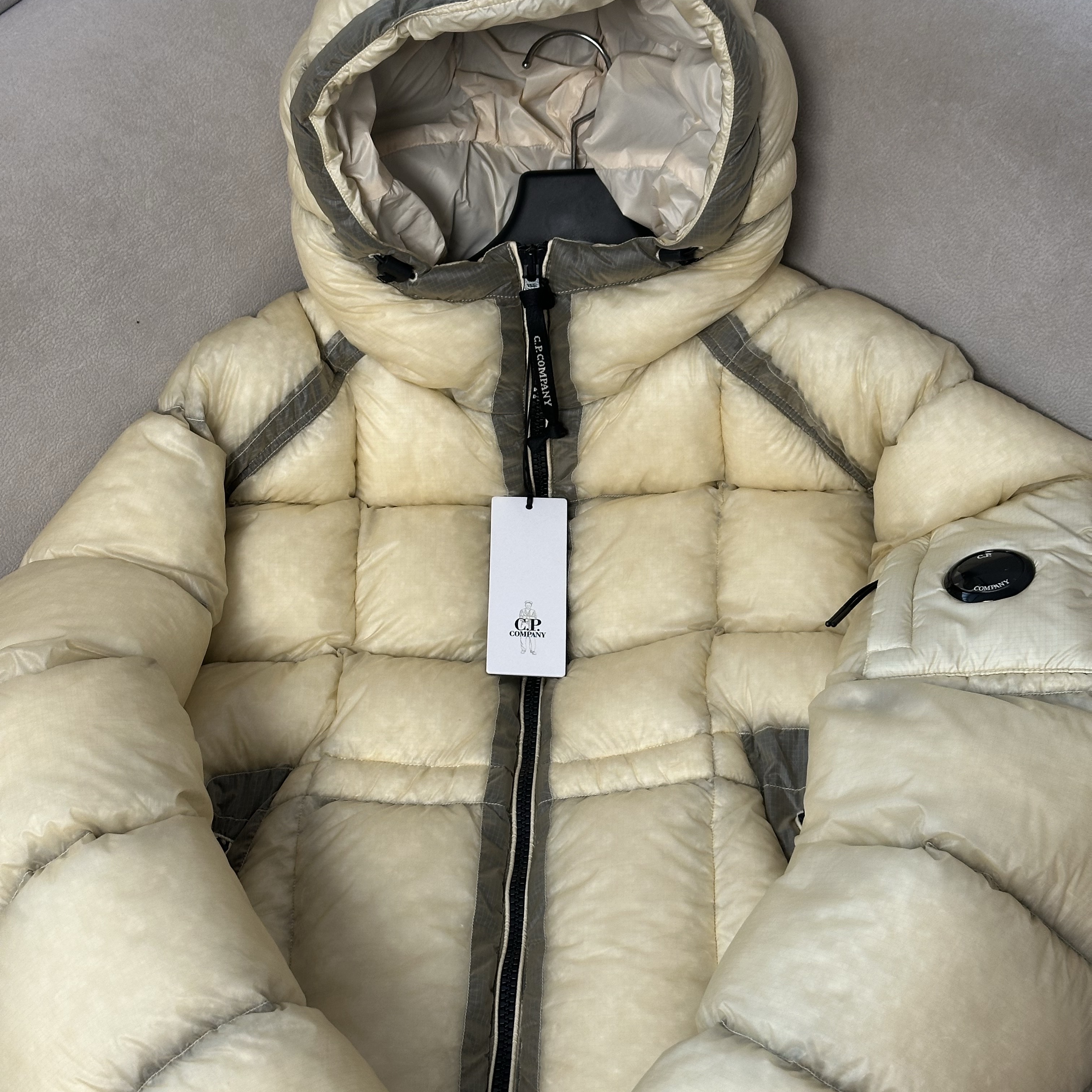 C.P. Company D.D. Shell Hooded Down Jacket Pistachio Shell Beige - 25FW 착용 스타일 - 2