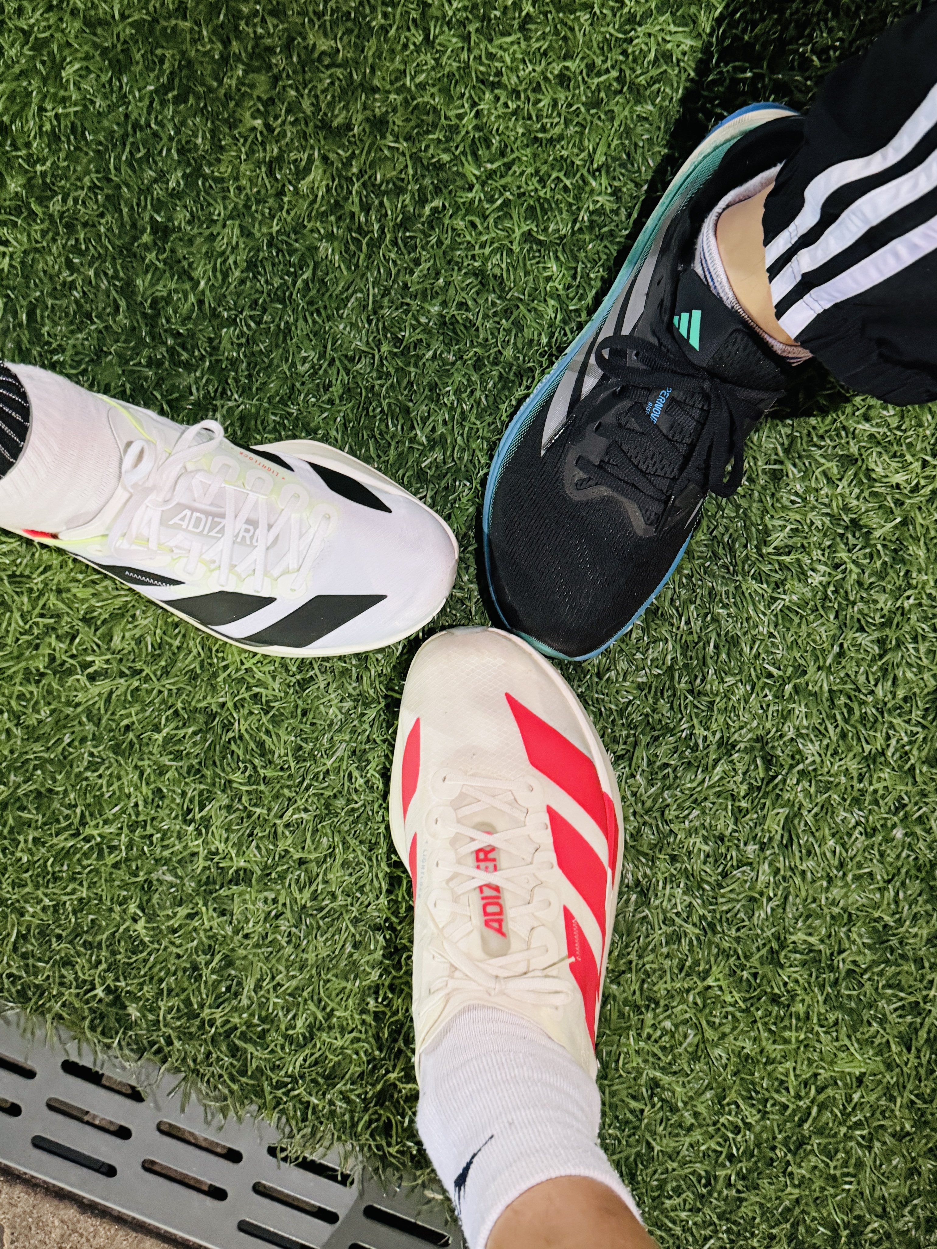 Adidas Adizero Adios Pro 4 Off White Semi Lucid Red, Adidas Adizero Adios Pro 4 Cloud White Core Black 착용 스타일 - 2