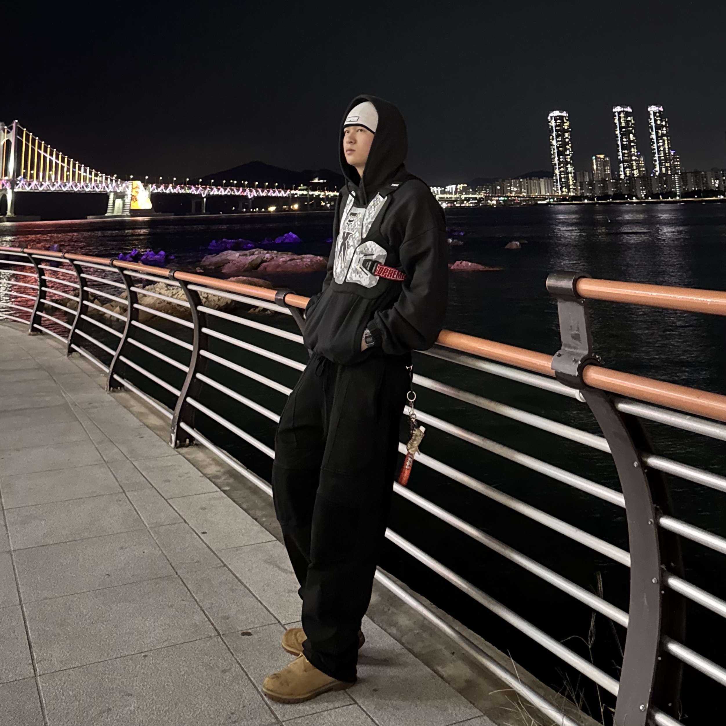 Supreme x Fox Racing DMX Raceframe Impact Chest Guard Snow Camo - 25FW, Supreme x Fox Racing Beanie White - 25FW 착용 스타일 - 1