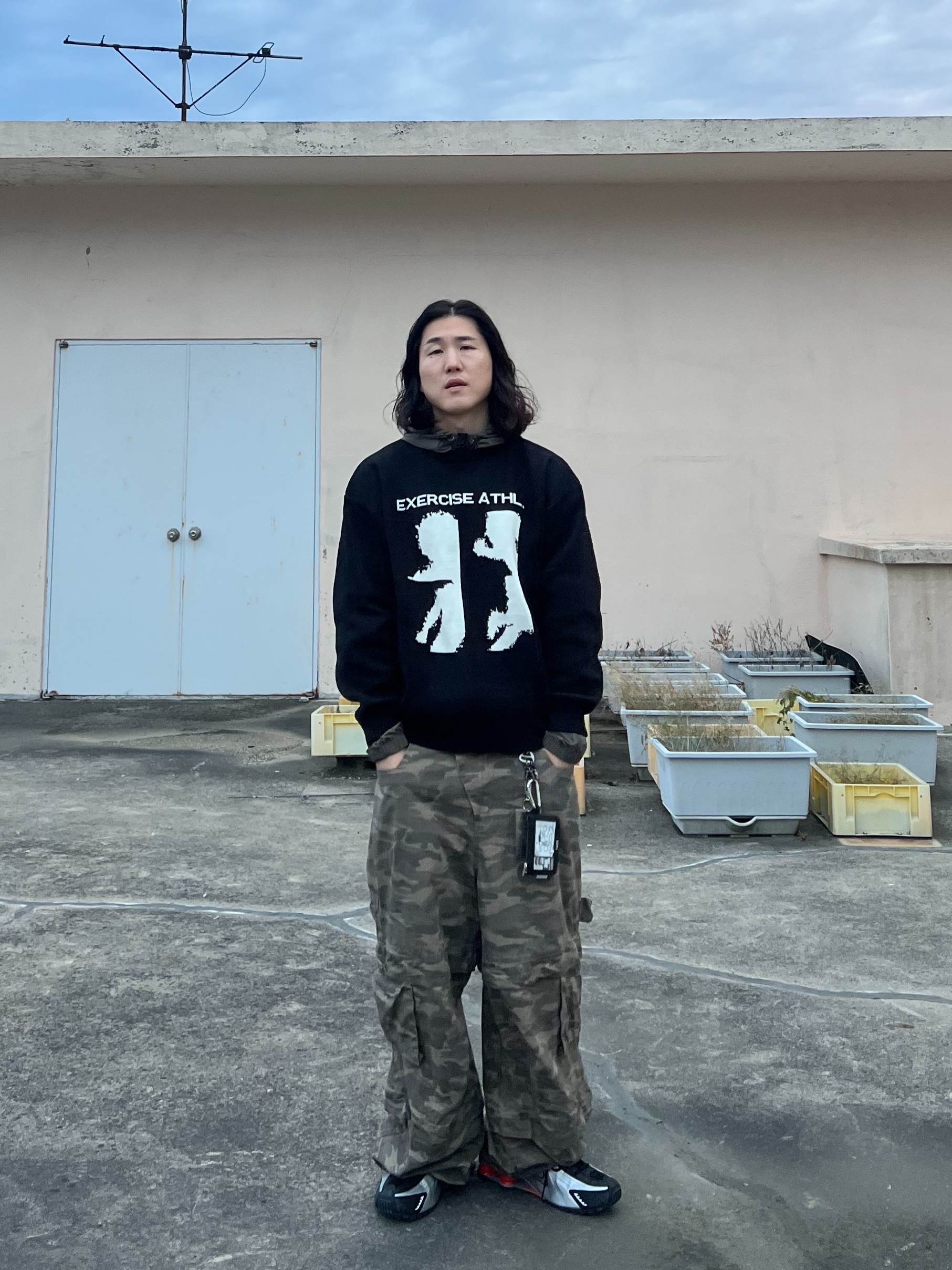 [KREAM Exclusive] Kamien Titan Baggy Pants Kream Camo, Nike Shox R4 Metallic Silver Red 착용 스타일 - 2