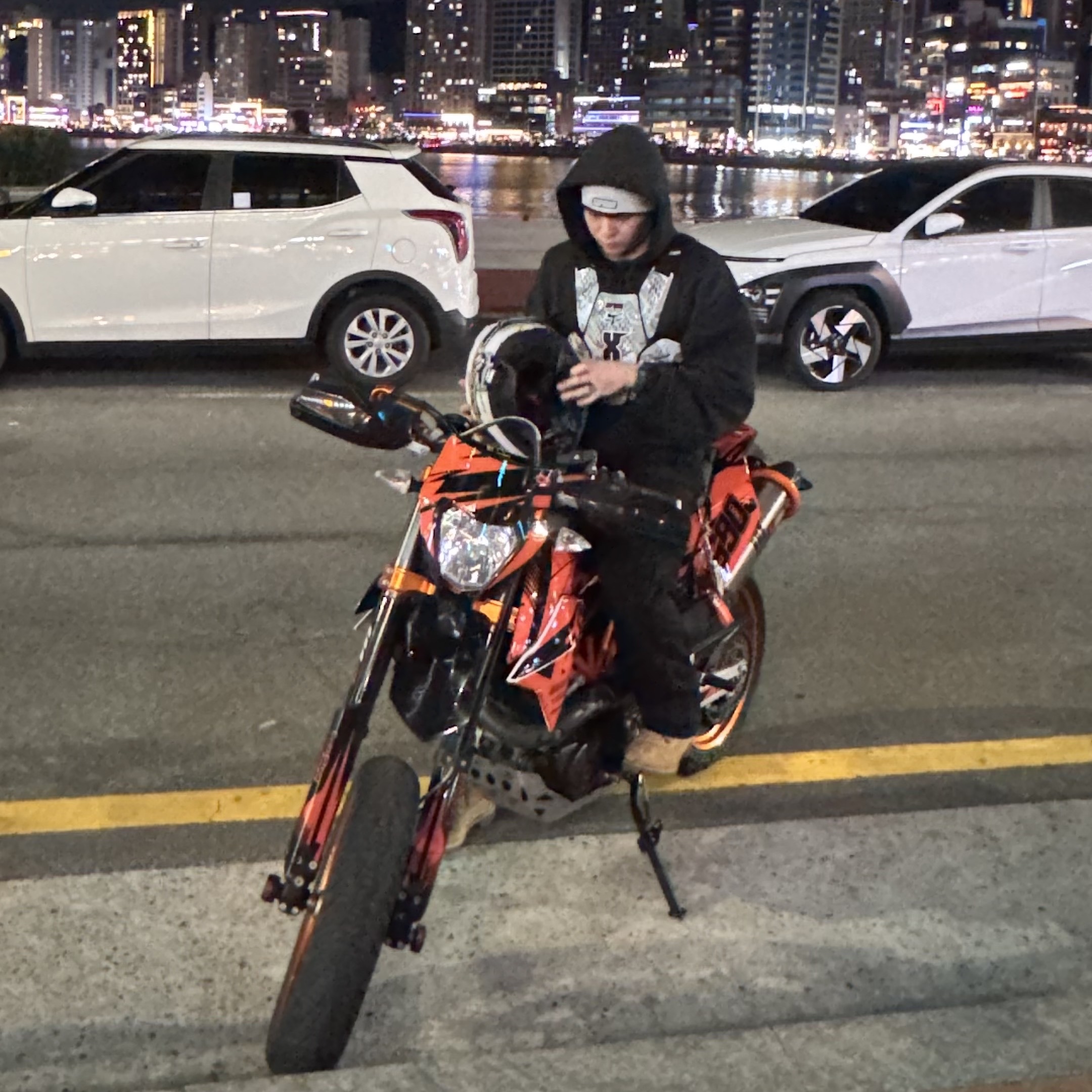 Supreme x Fox Racing DMX Raceframe Impact Chest Guard Snow Camo - 25FW, Supreme x Fox Racing Beanie White - 25FW 착용 스타일 - 4