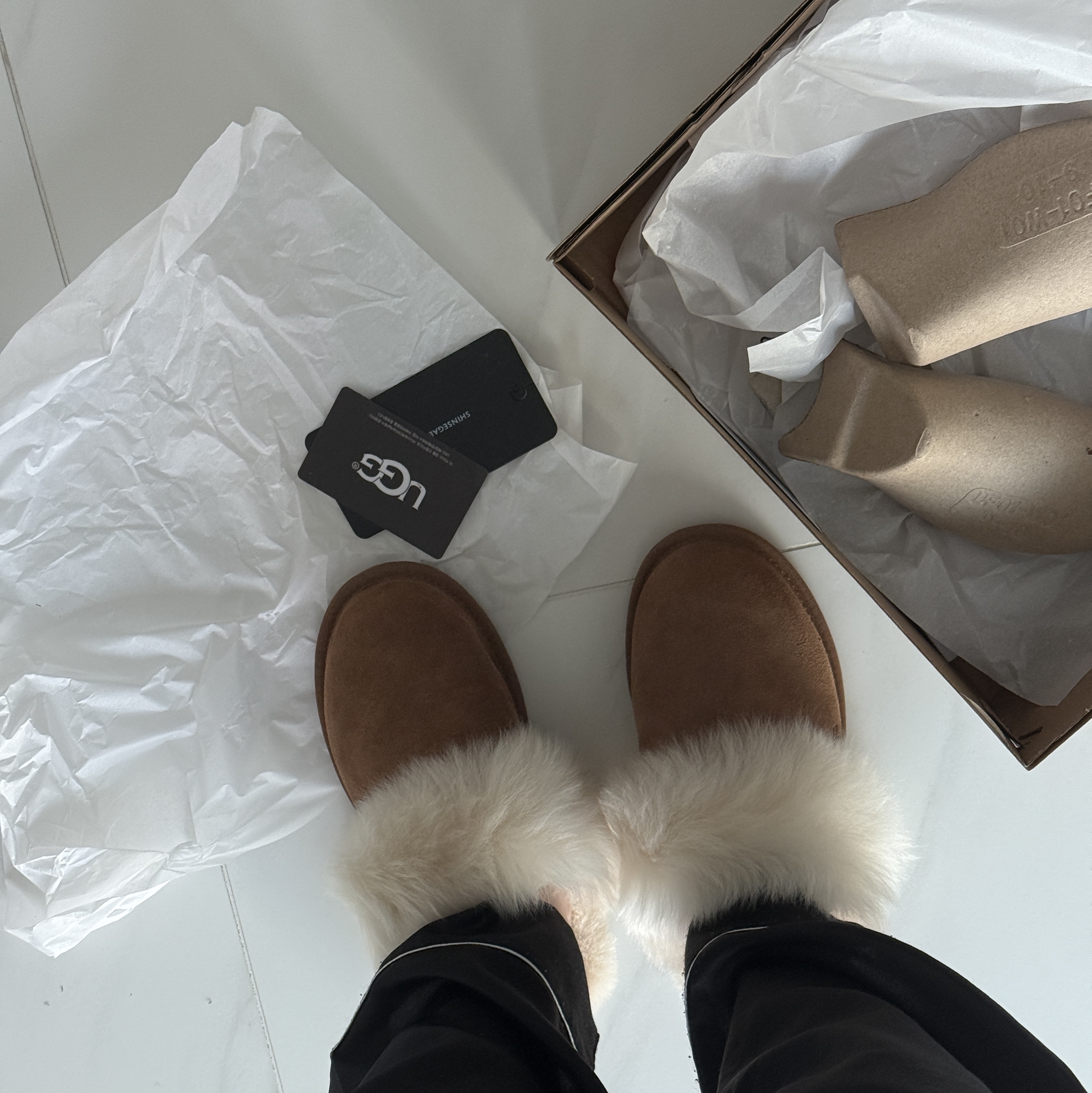 (W) UGG Scuff Sis Chestnut 착용 스타일 - 2
