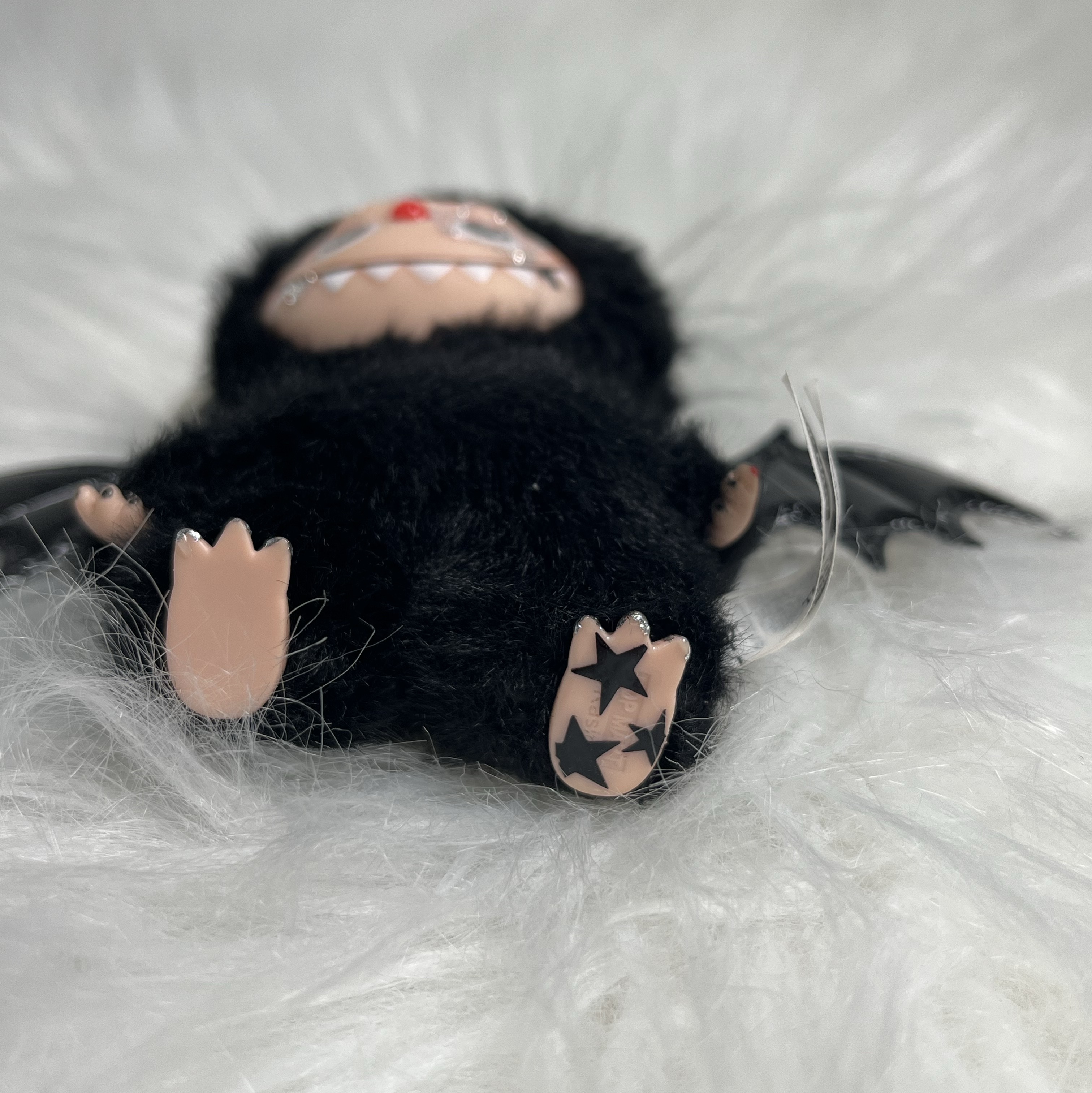 Pop Mart Labubu The Monsters Pin For Love Series Vinyl Plush Pendant (N-Z) R (Opened Case) 착용 스타일 - 2