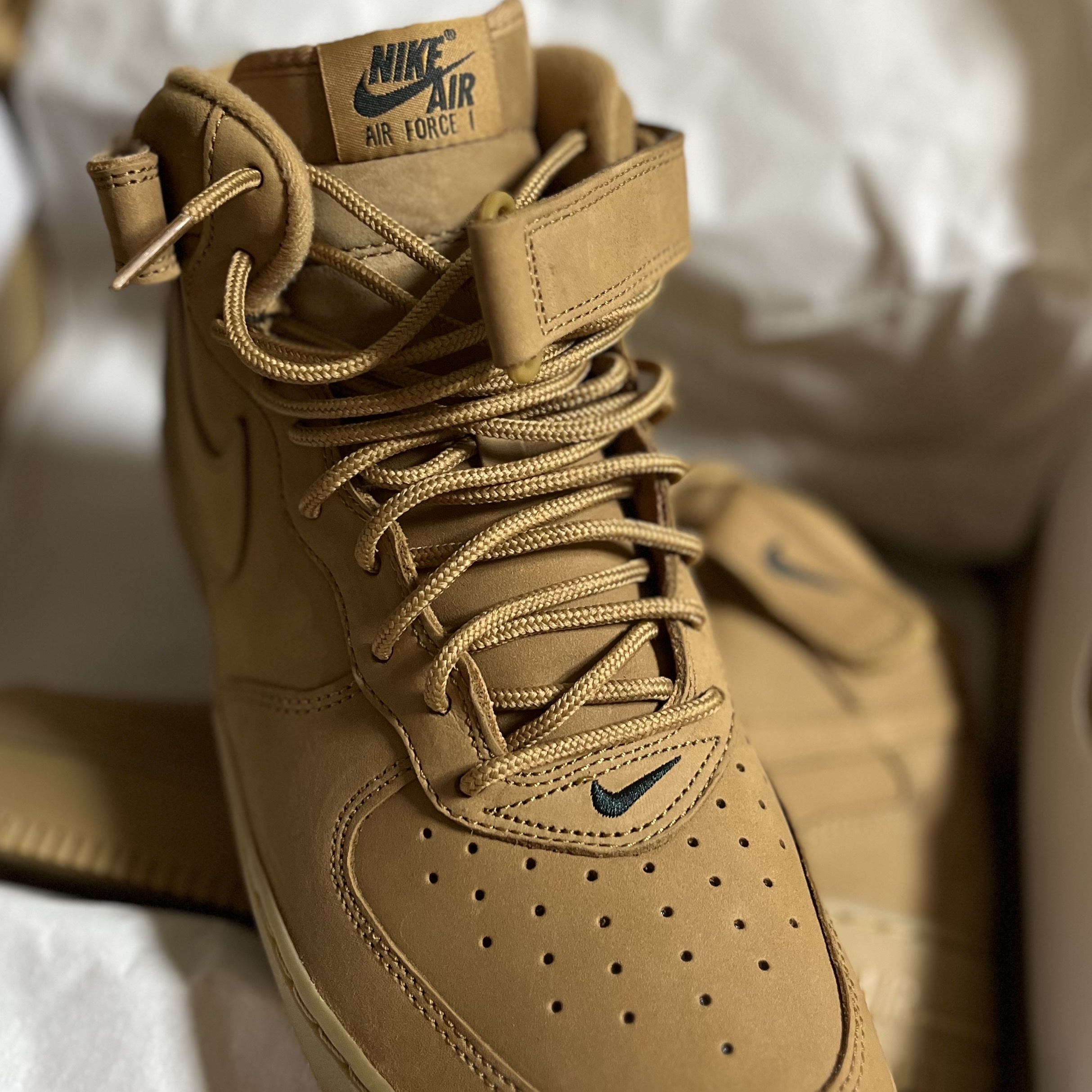 Nike Air Force 1 Mid Flax and Outdoor Green 착용 스타일 - 4