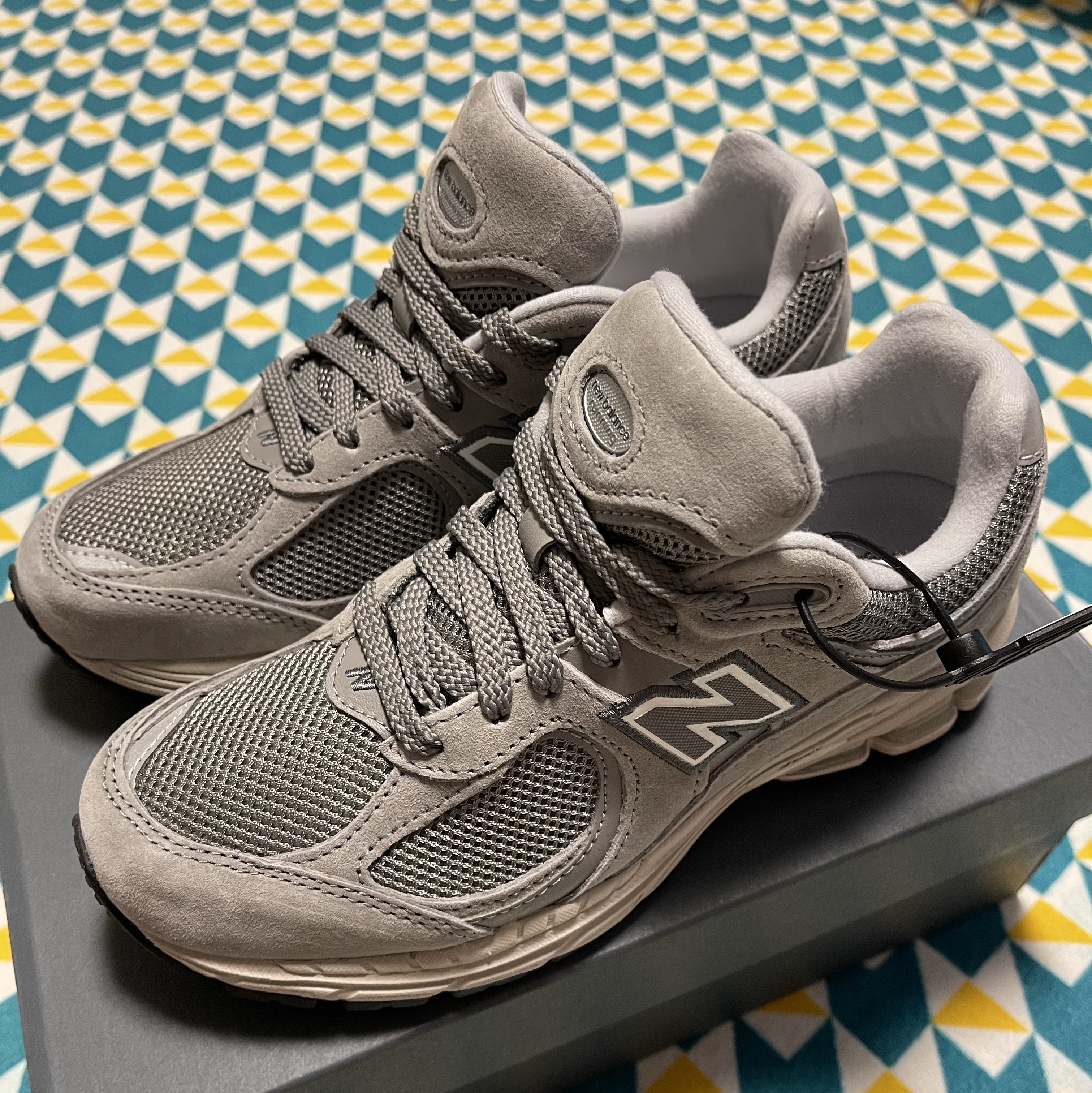 New Balance 2002R Grey 착용 스타일