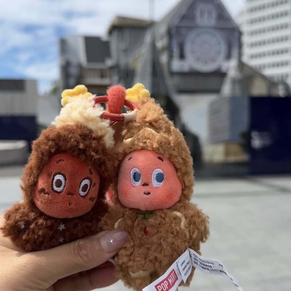 Pop Mart Twinkle Twinkle Savor the Moment Series-Fresh-Baked Mini Cookies Plush Pendant Vanilla Crunch (Opened Case), Pop Mart Twinkle Twinkle Savor the Moment Series-Fresh-Baked Mini Cookies Plush Pendant Bitter Coffee (Opened Case) 착용 스타일