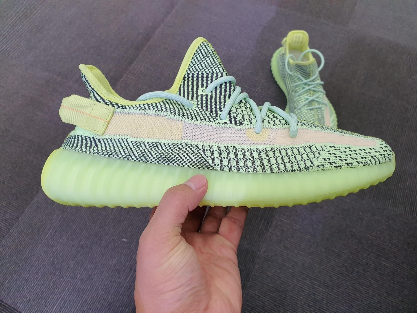 Adidas Yeezy Boost 350 V2 Yeezreel - Non-Reflective 착용 스타일