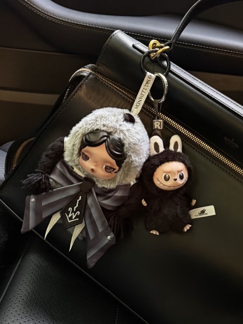 Pop Mart Labubu The Monsters Pin For Love Series Vinyl Plush Pendant (N-Z) R (Opened Case), Pop Mart Skullpanda x Wednesday Plush Nevermore Academy Uniform Version 착용 스타일