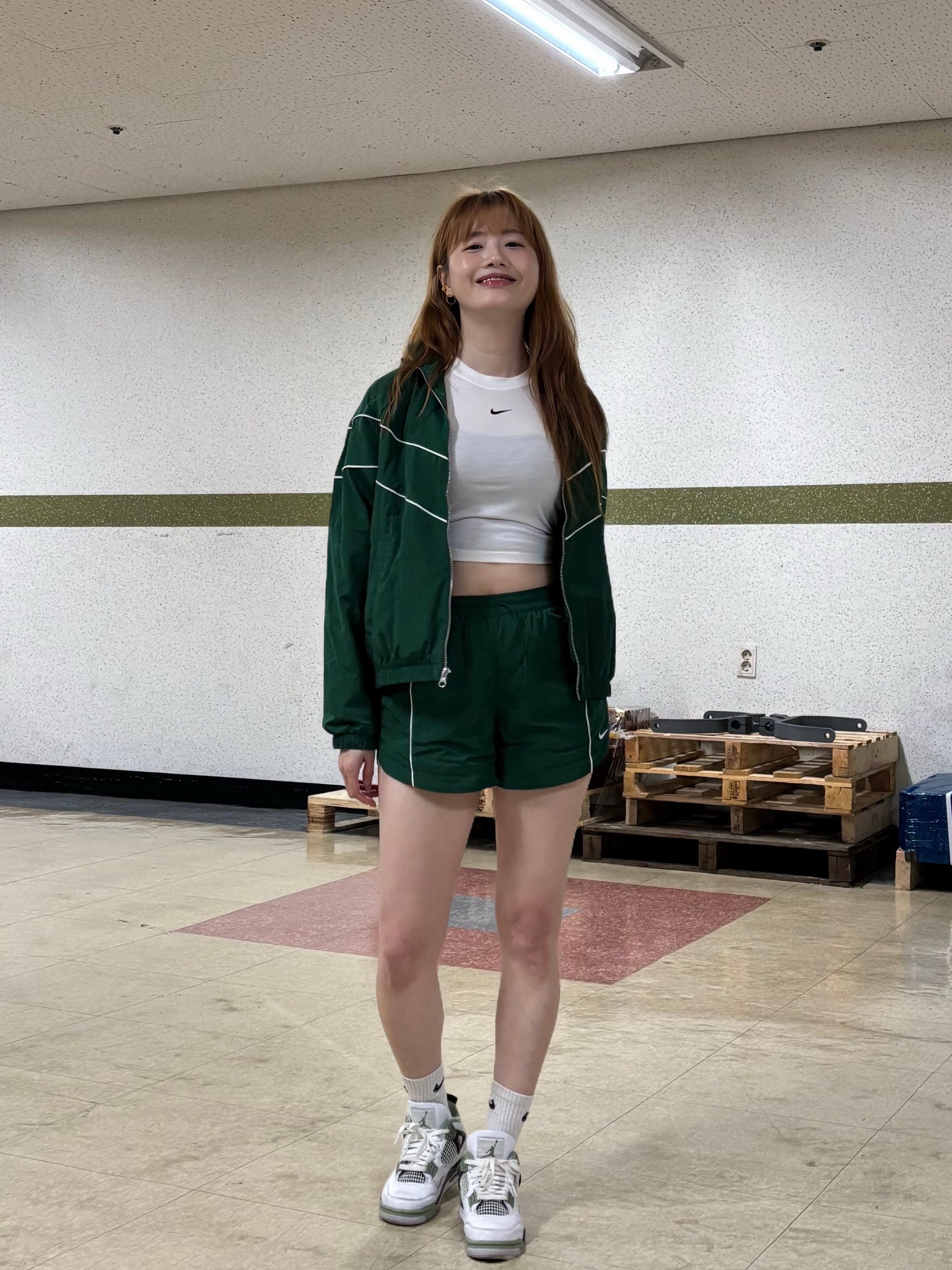 (W) Jordan 4 Retro Oil Green, (W) Nike NSW Windrunner Loose UV Woven Full Zip Jacket Gorge Green - Asia 착용 스타일 - 4