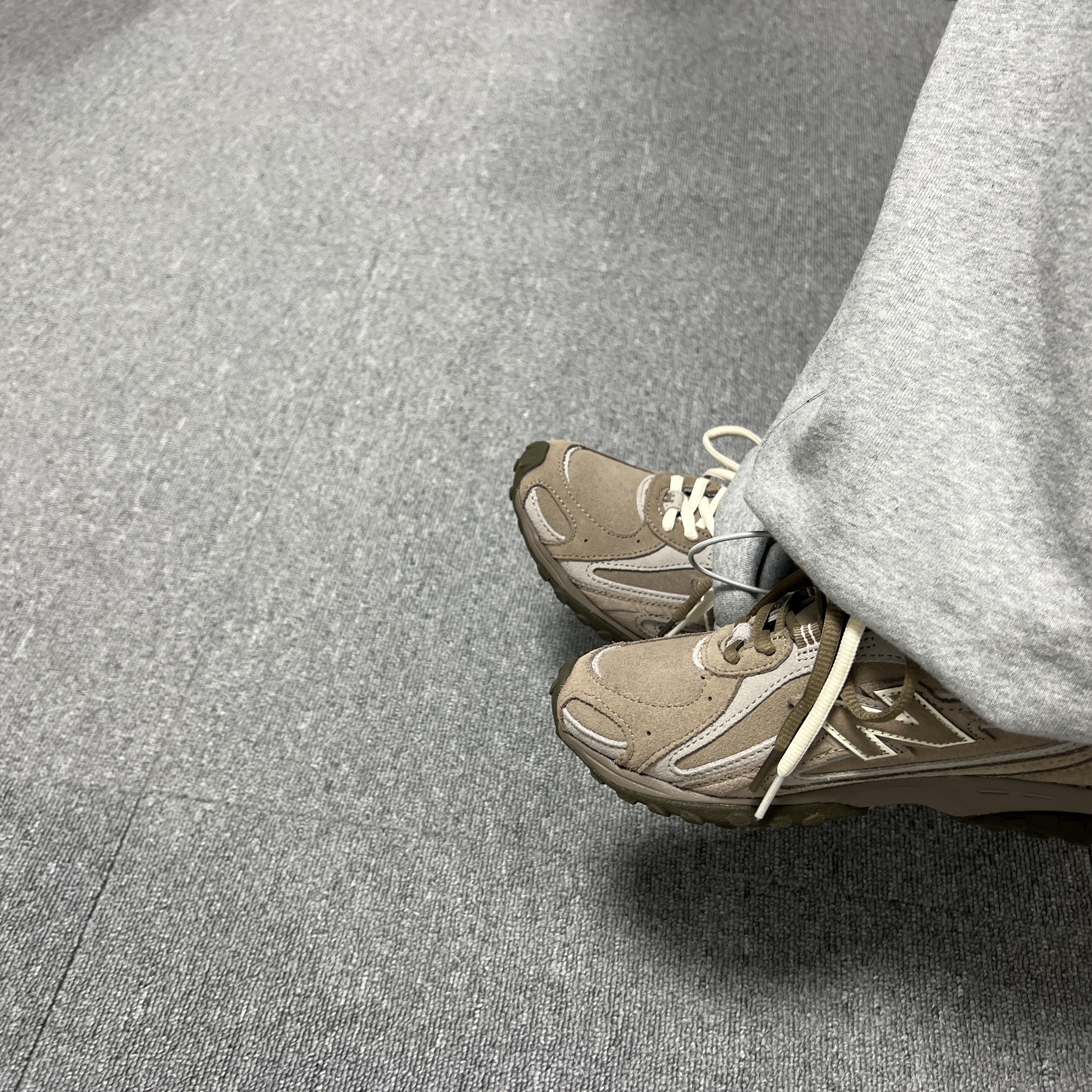 New Balance 204L Suede Mushroom Arid Stone 착용 스타일 - 3