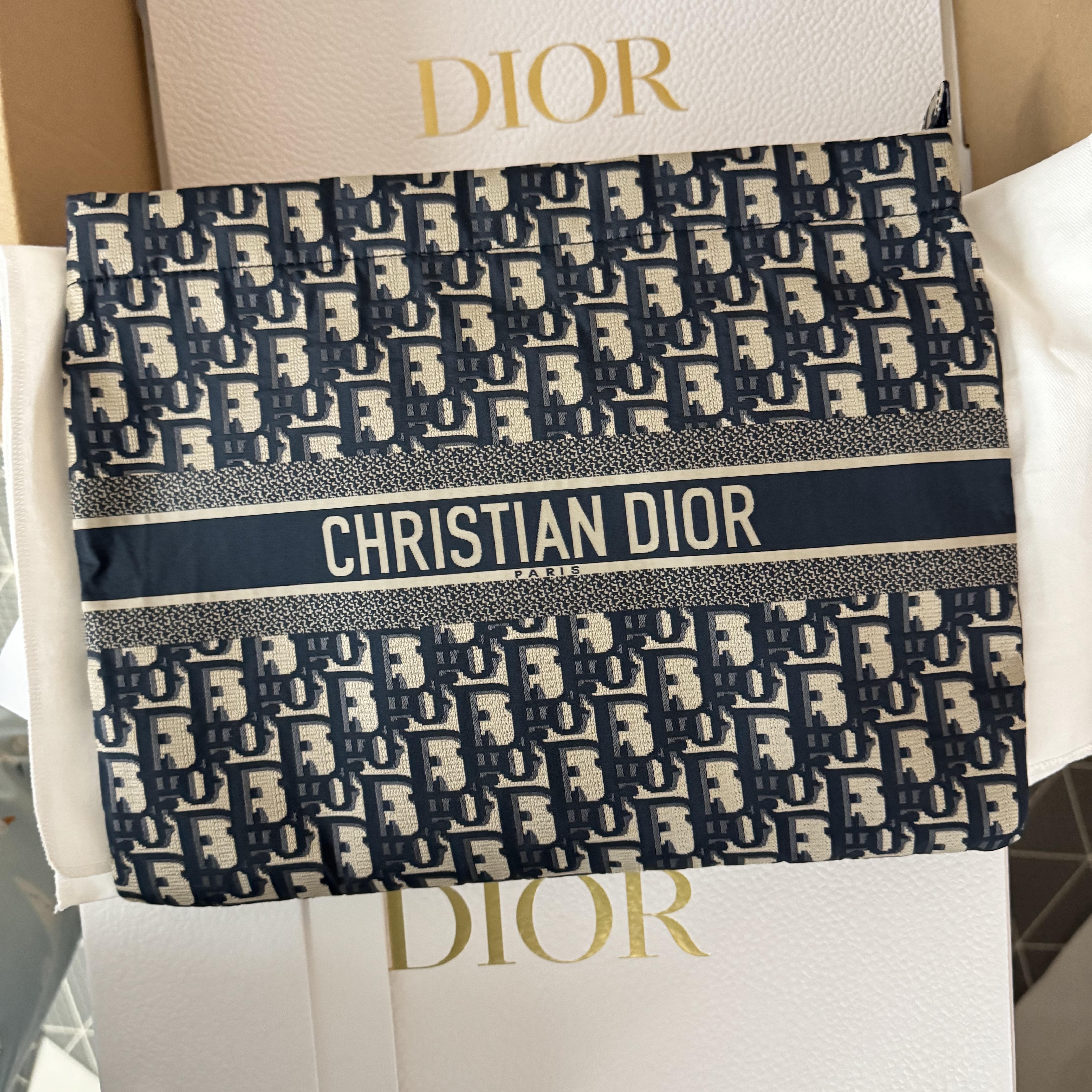 Dior Diortravel Zipper Pouch Dior Oblique Technical Fabric Blue 착용 스타일 - 1