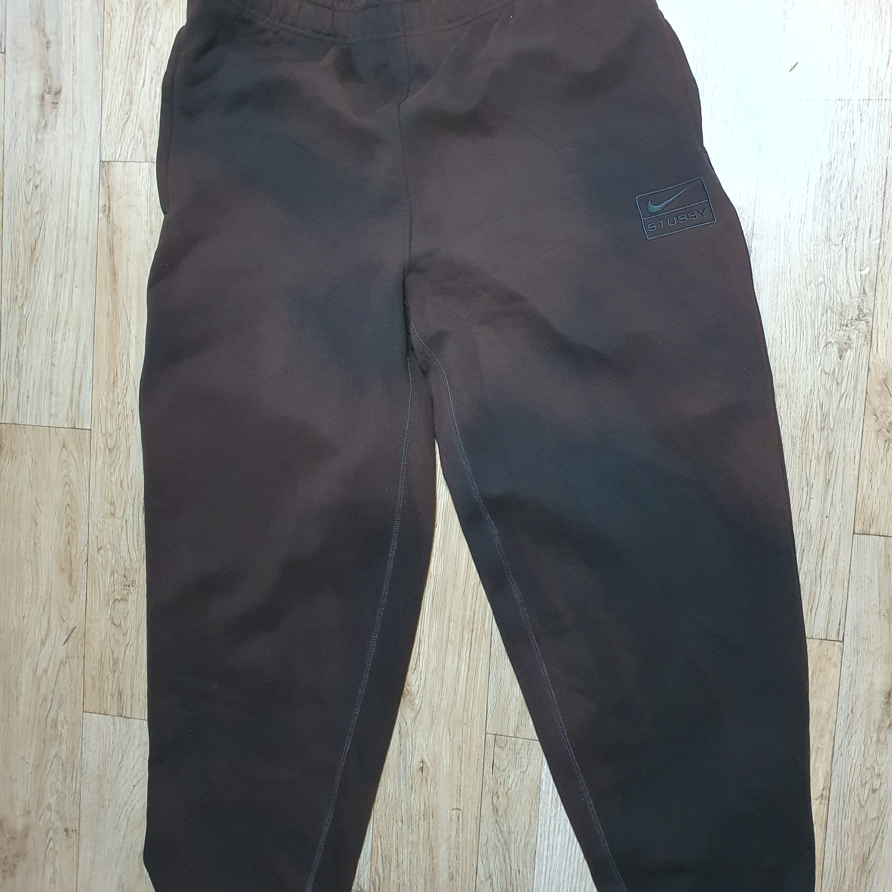 Nike x Stussy Stone Washed Fleece Pants Dark Cinder (FN5235-261) 착용 스타일