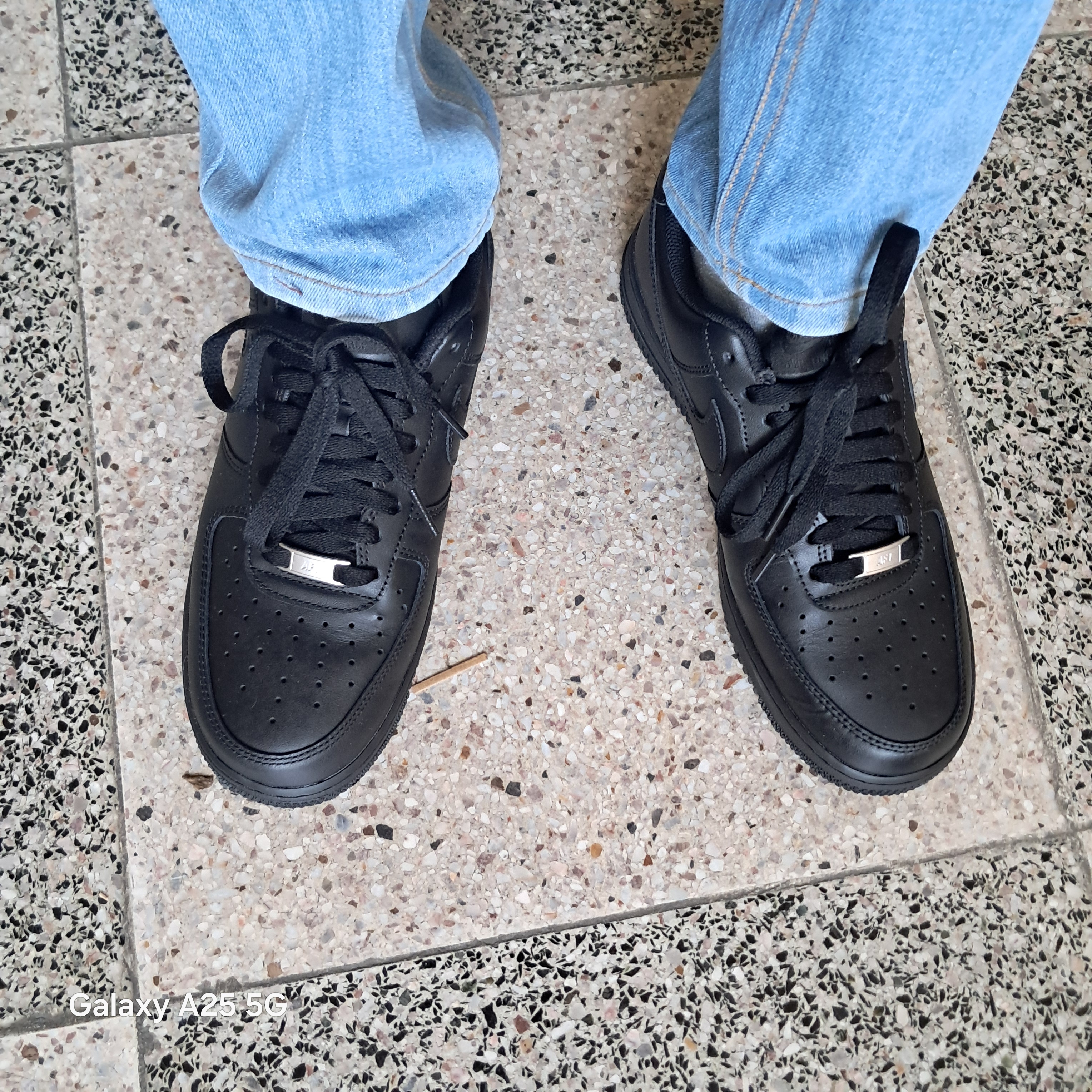 Nike Air Force 1 '07 Low Triple Black 착용 스타일 - 1