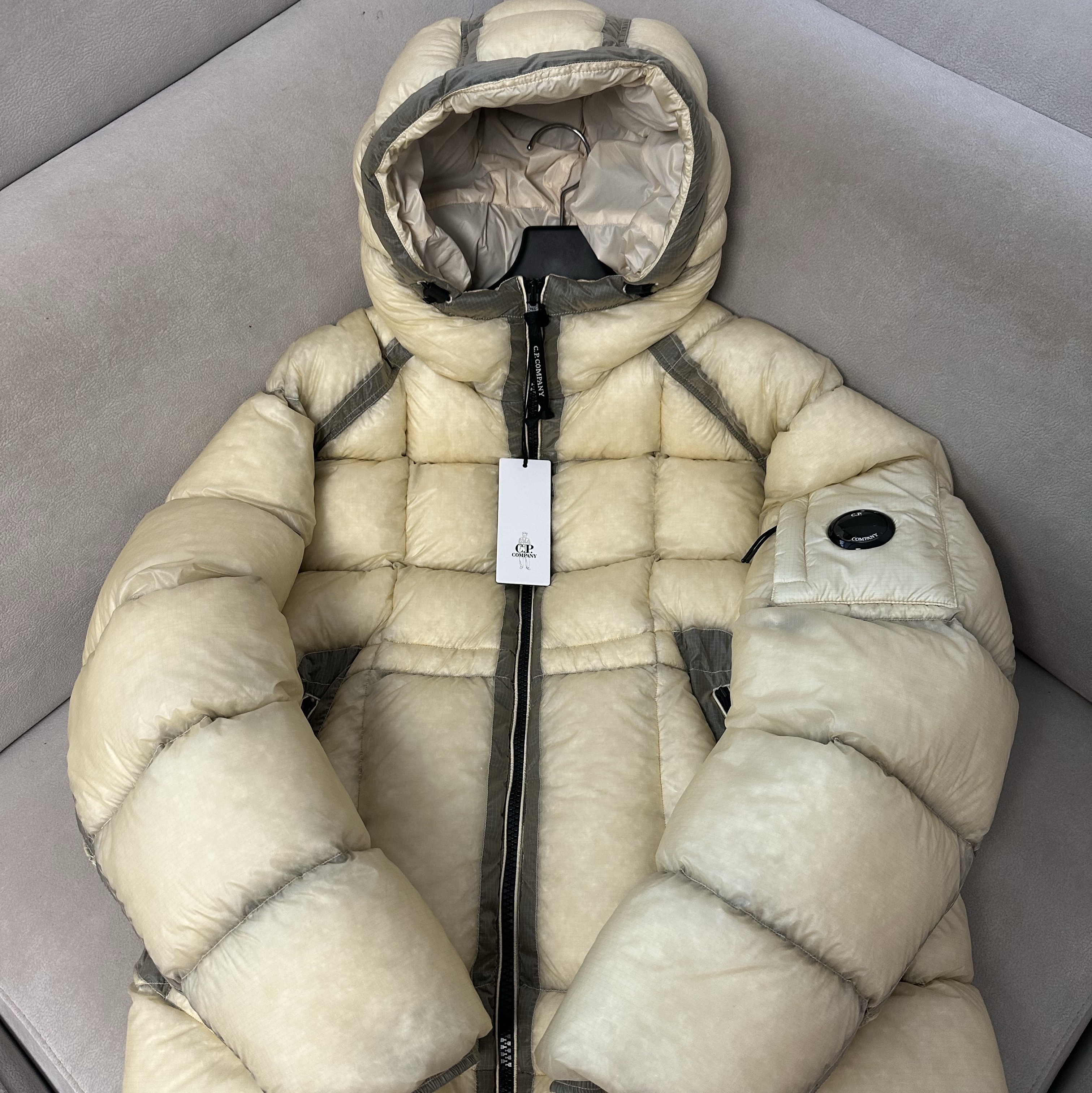 C.P. Company D.D. Shell Hooded Down Jacket Pistachio Shell Beige - 25FW 착용 스타일 - 3