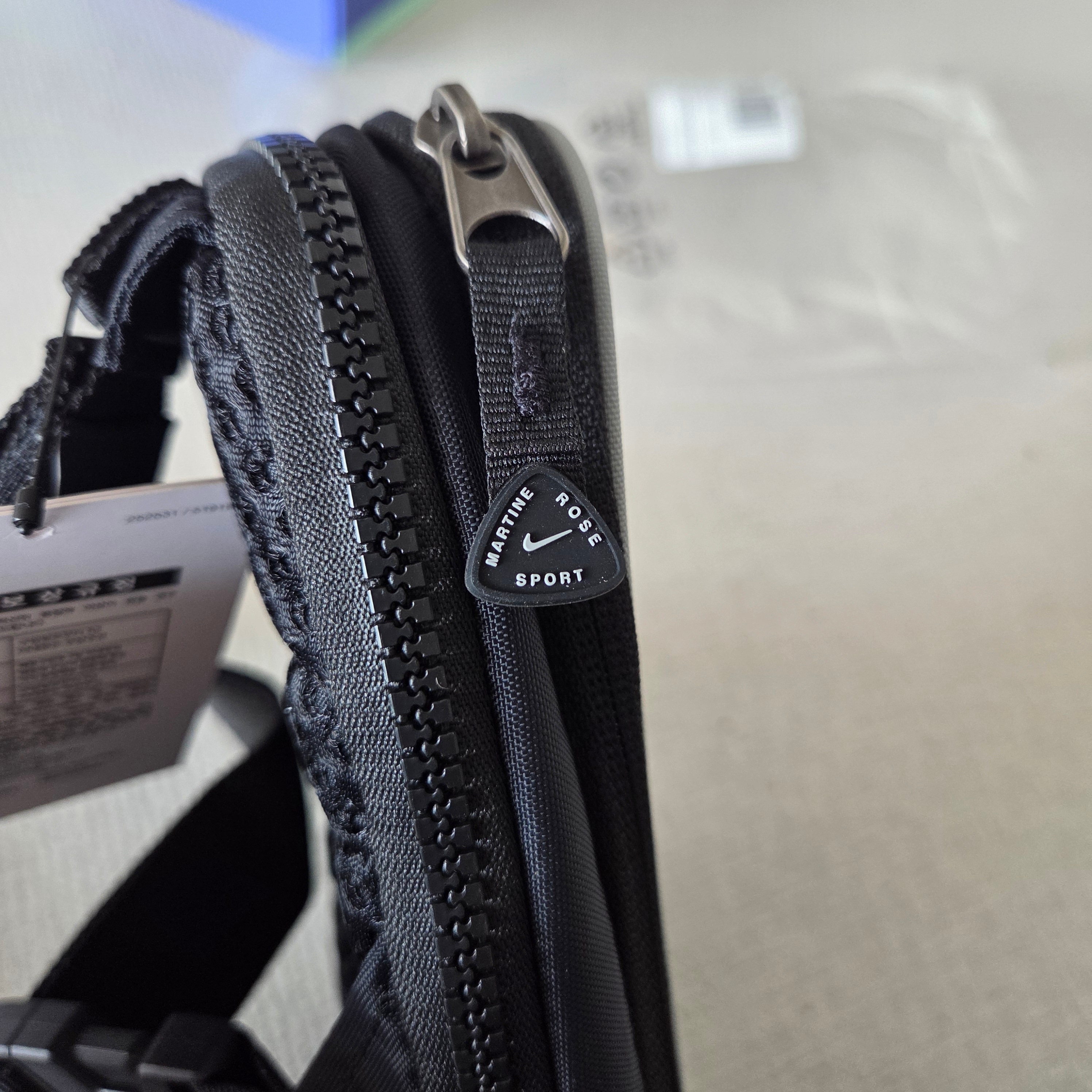 Nike x Martine Rose Crossbody Bag Black 착용 스타일 - 2