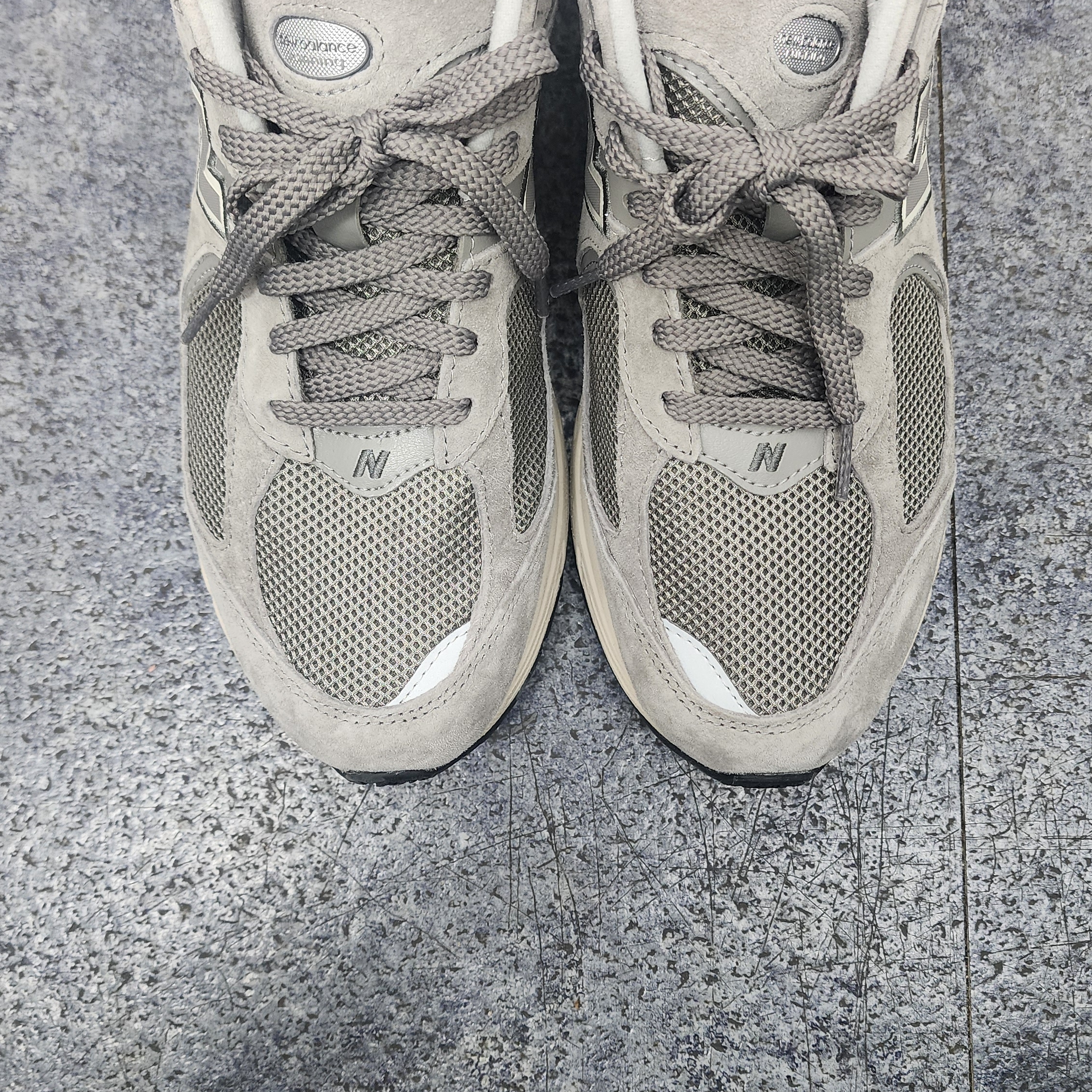 New Balance 2002R Grey 착용 스타일