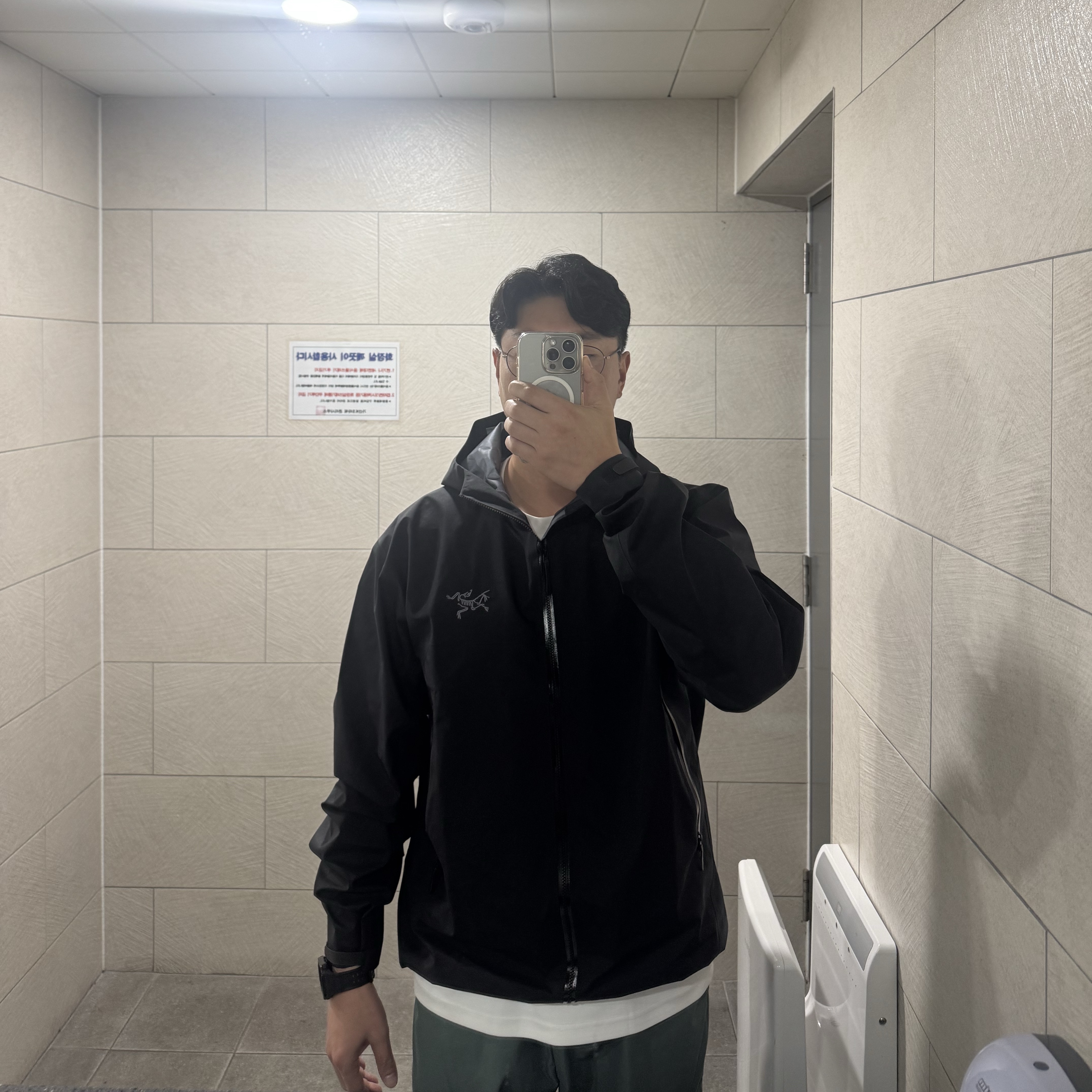 Arc'teryx Beta Jacket Black 착용 스타일