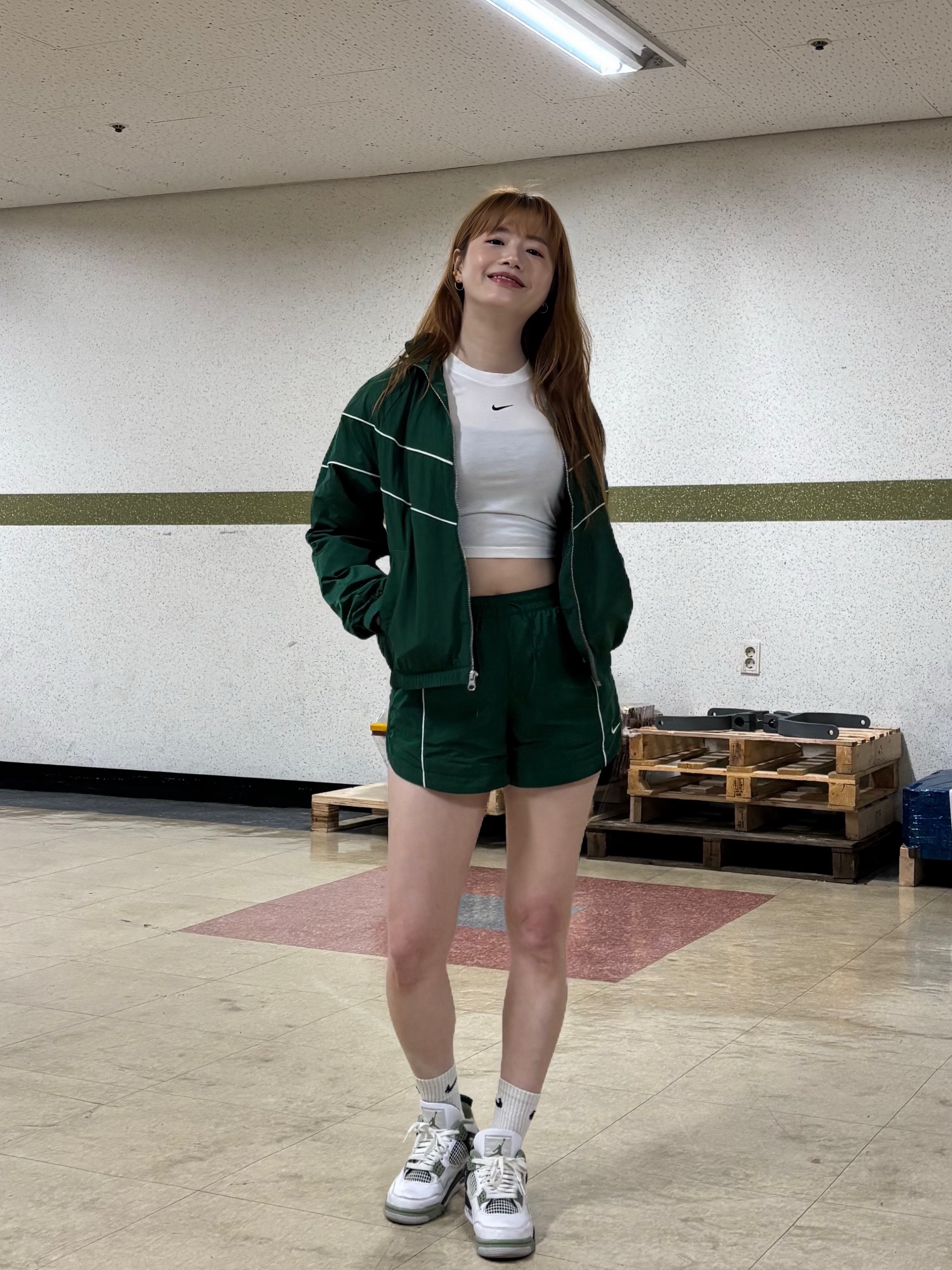 (W) Jordan 4 Retro Oil Green, (W) Nike NSW Windrunner Loose UV Woven Full Zip Jacket Gorge Green - Asia 착용 스타일 - 3