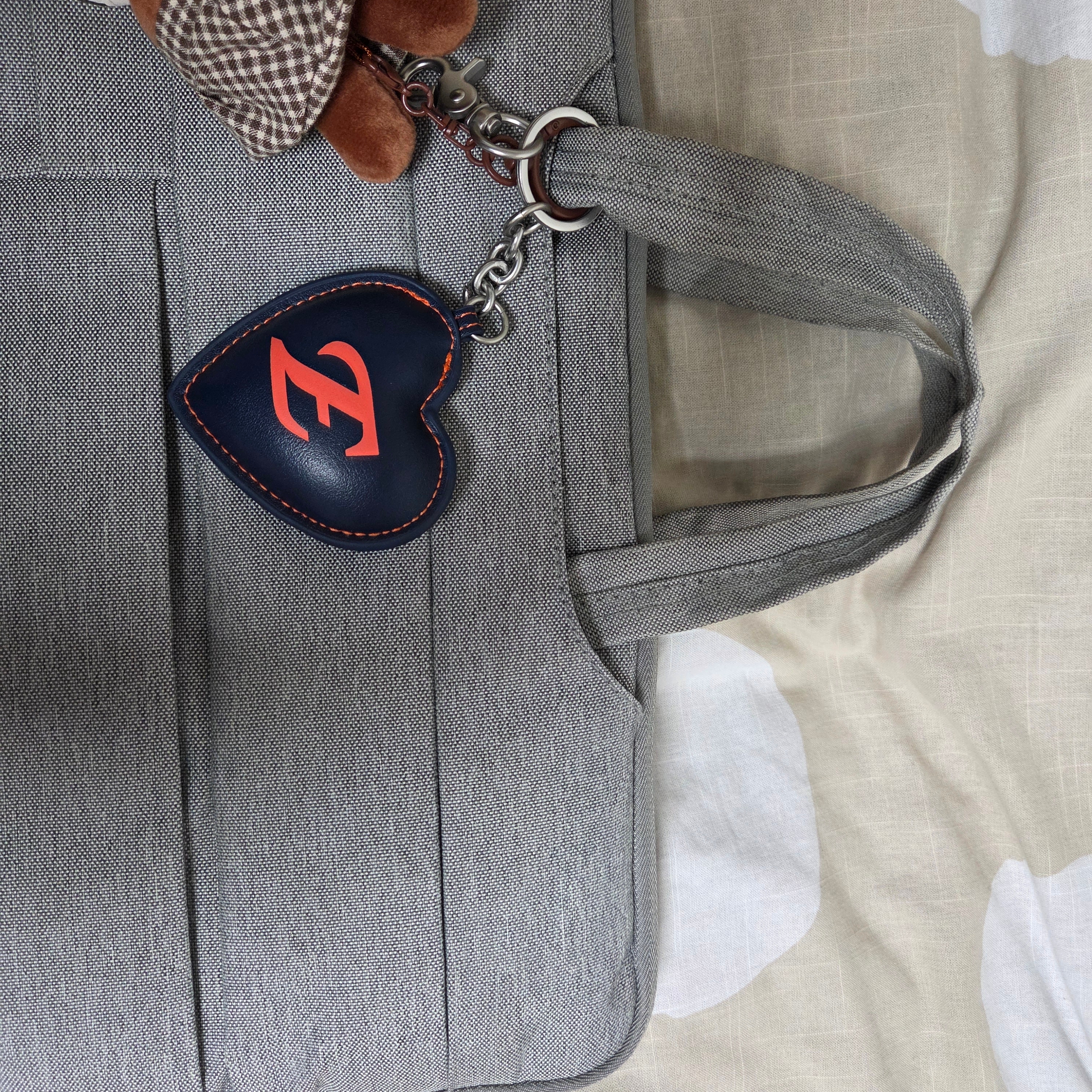 Satur x Hanwha Eagles Heart Keyring Navy 착용 스타일
