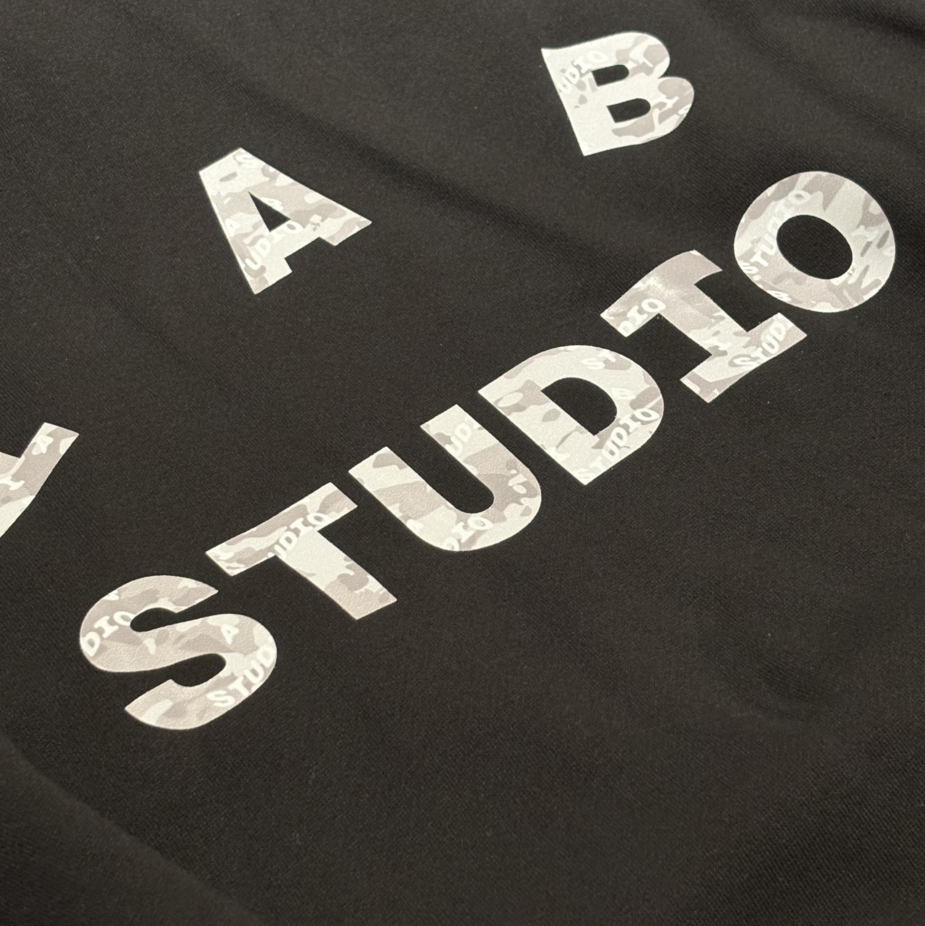 IAB Studio IAB Camo Logo Hoodie Black 착용 스타일