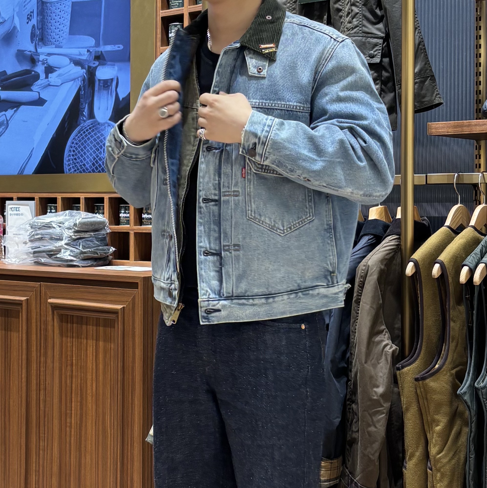 Levi's x Barbour Type II Trucker Jacket Vintage Washed Denim 착용 스타일 - 1