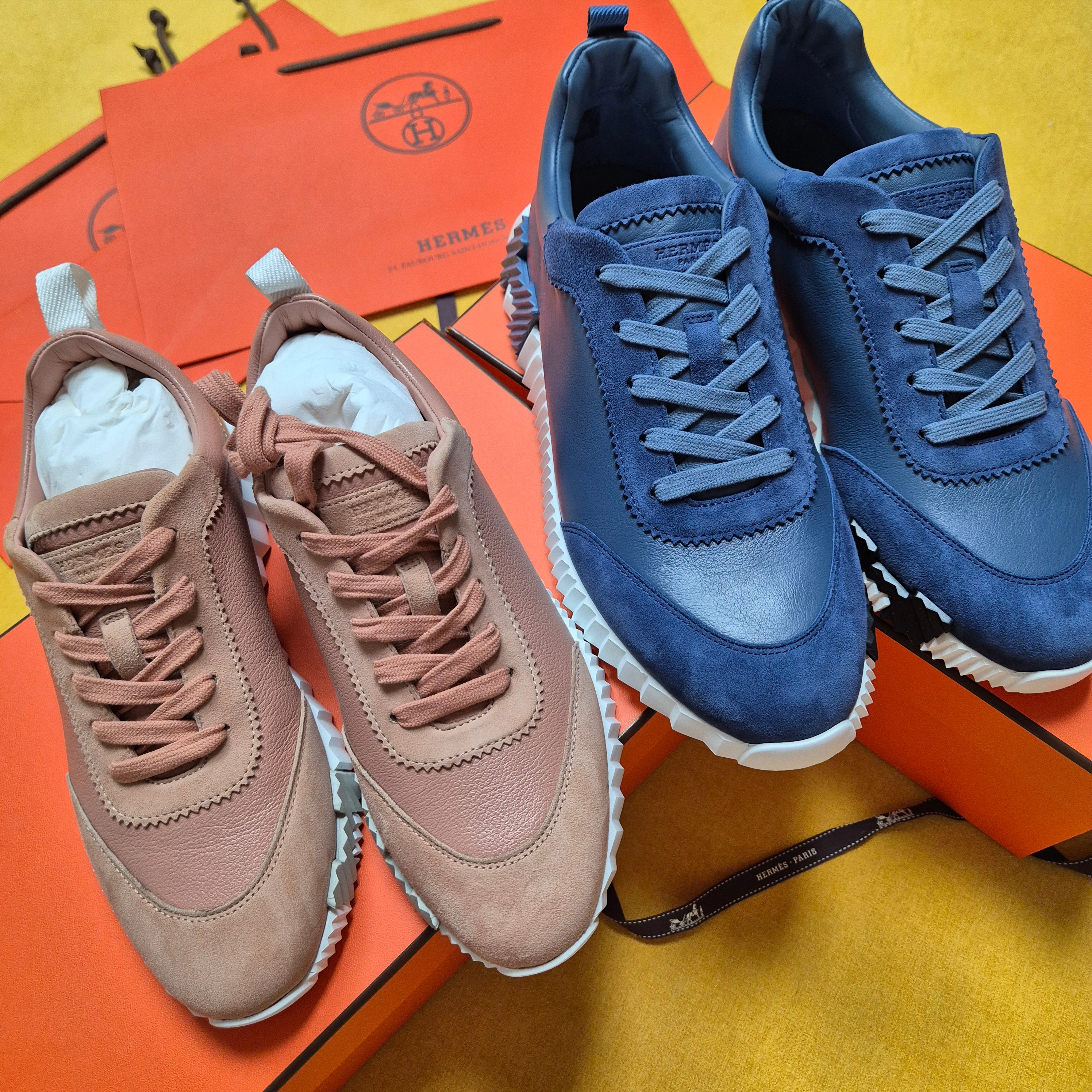 (W) Hermes Bouncing Sneakers Sport Suede Goatskin & Nude, Hermes Bouncing Sneakers Calfskin Suede Goatskin & Bleu Celeste 착용 스타일 - 2