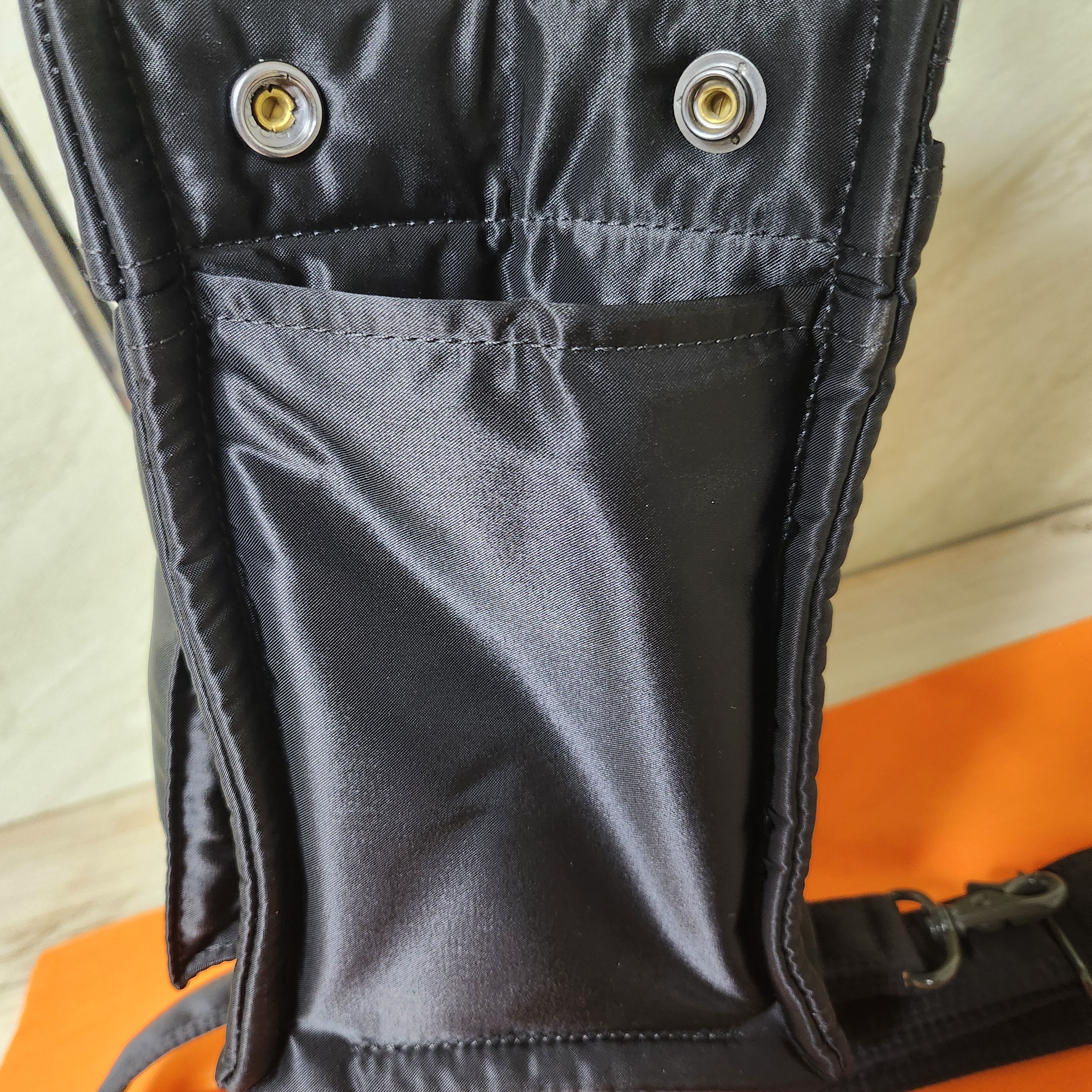 Porter All New Tanker Square Tote Bag Black 착용 스타일 - 5