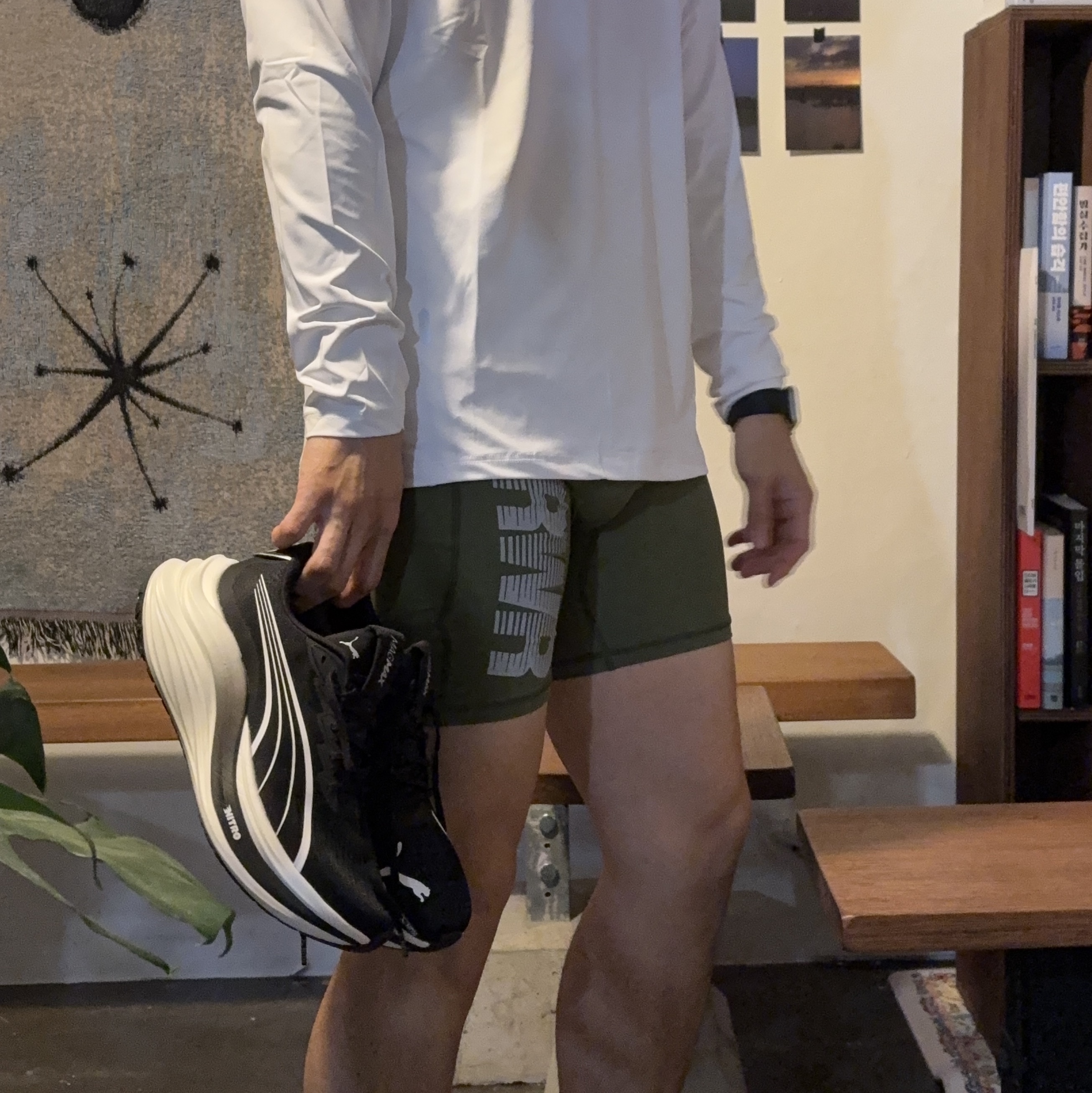 [KREAM 단독] runwhither Half Tights Khaki 착용 스타일 - 1