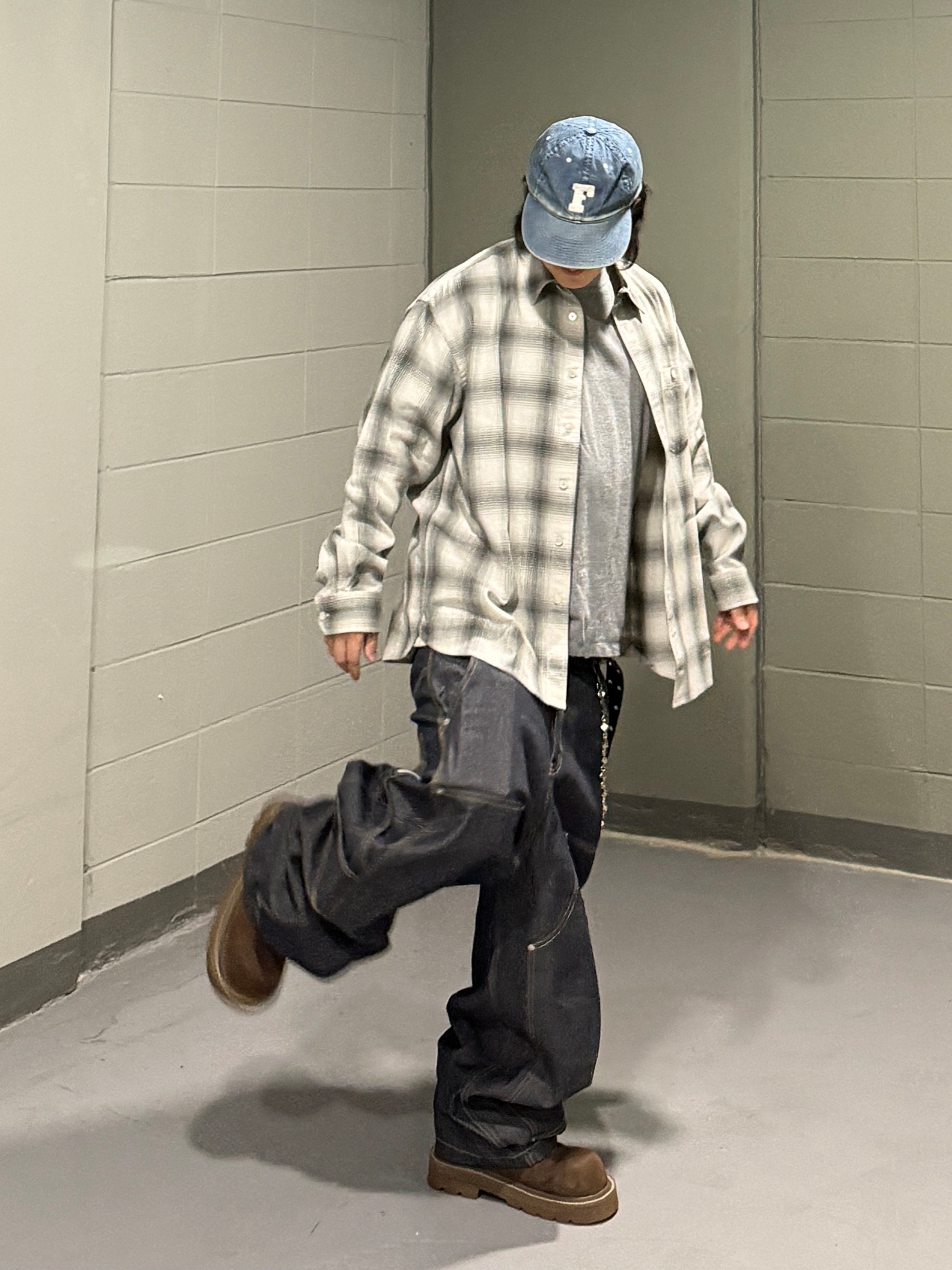 GRAILZ x KOIN SEOUL Carpenter Raw Denim Pants Indigo, Kamien x MJD Double Hole Belt Black Shearling Calfskin 착용 스타일 - 4