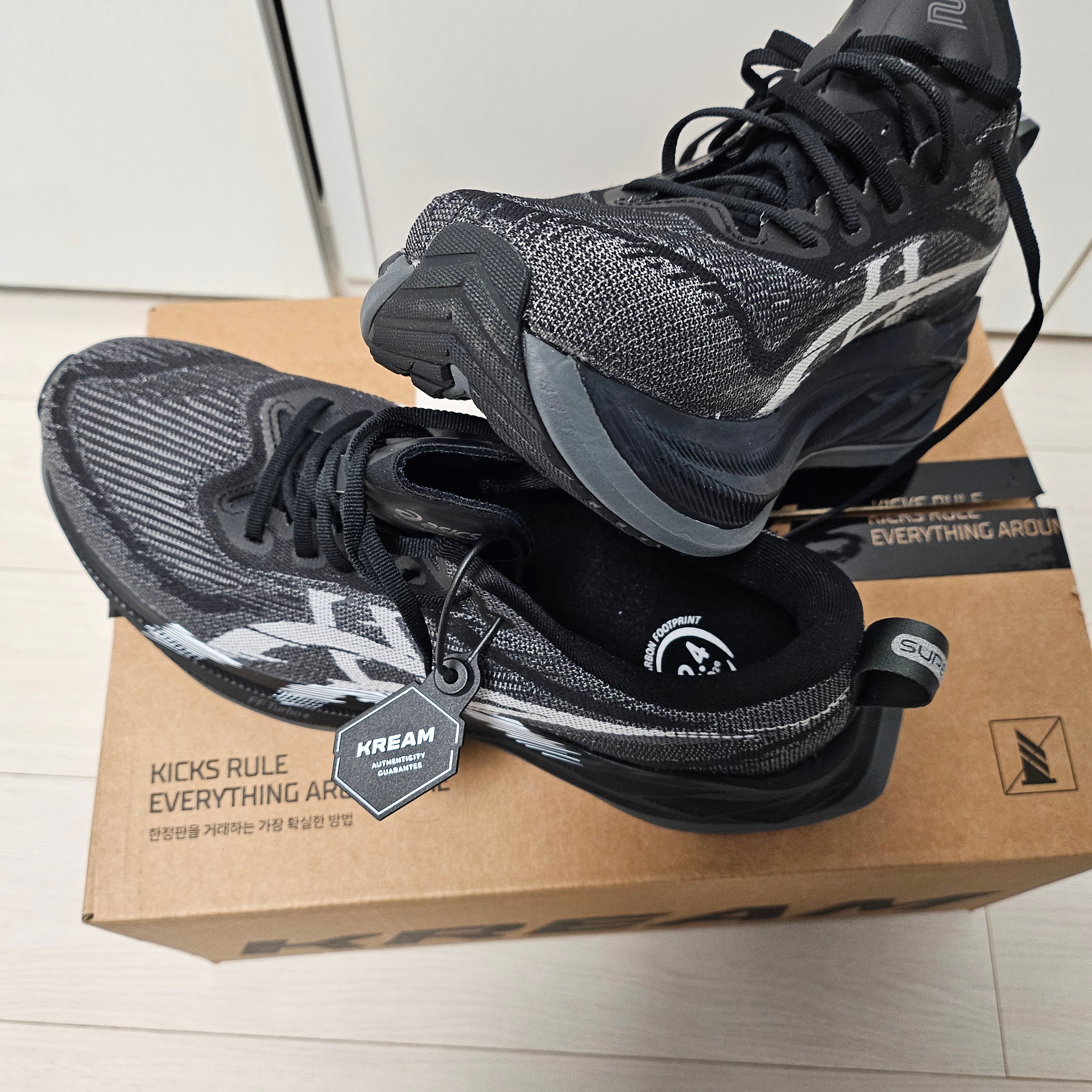Asics Superblast 2 Black White 착용 스타일