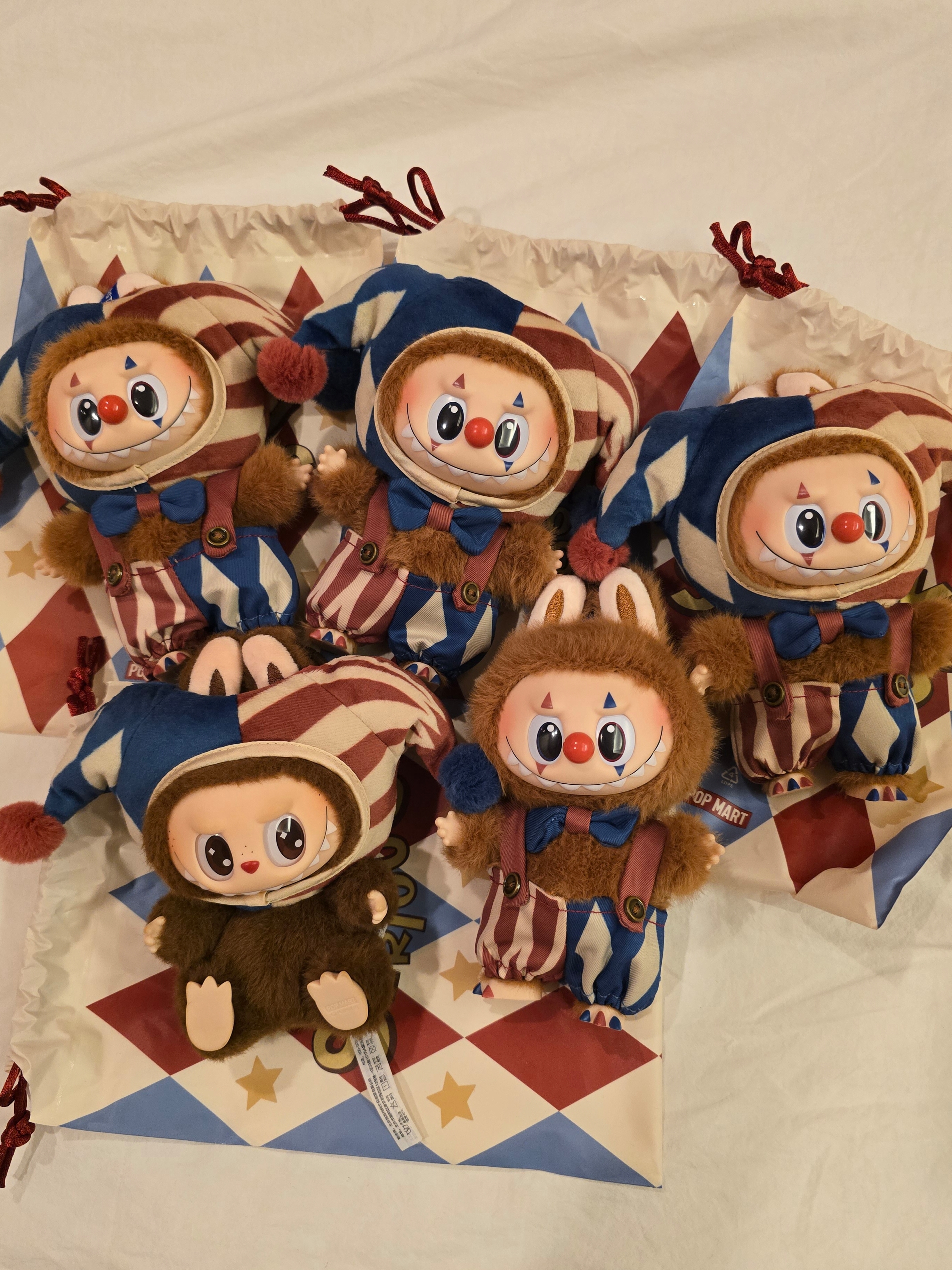 Pop Mart Labubu Let's Play Together Doll Series Duoduo Keyring (Opened Case), Pop Mart Why So Serious Series Vinyl Plush Pendant Juggling Clown (Opened Case) 착용 스타일 - 1