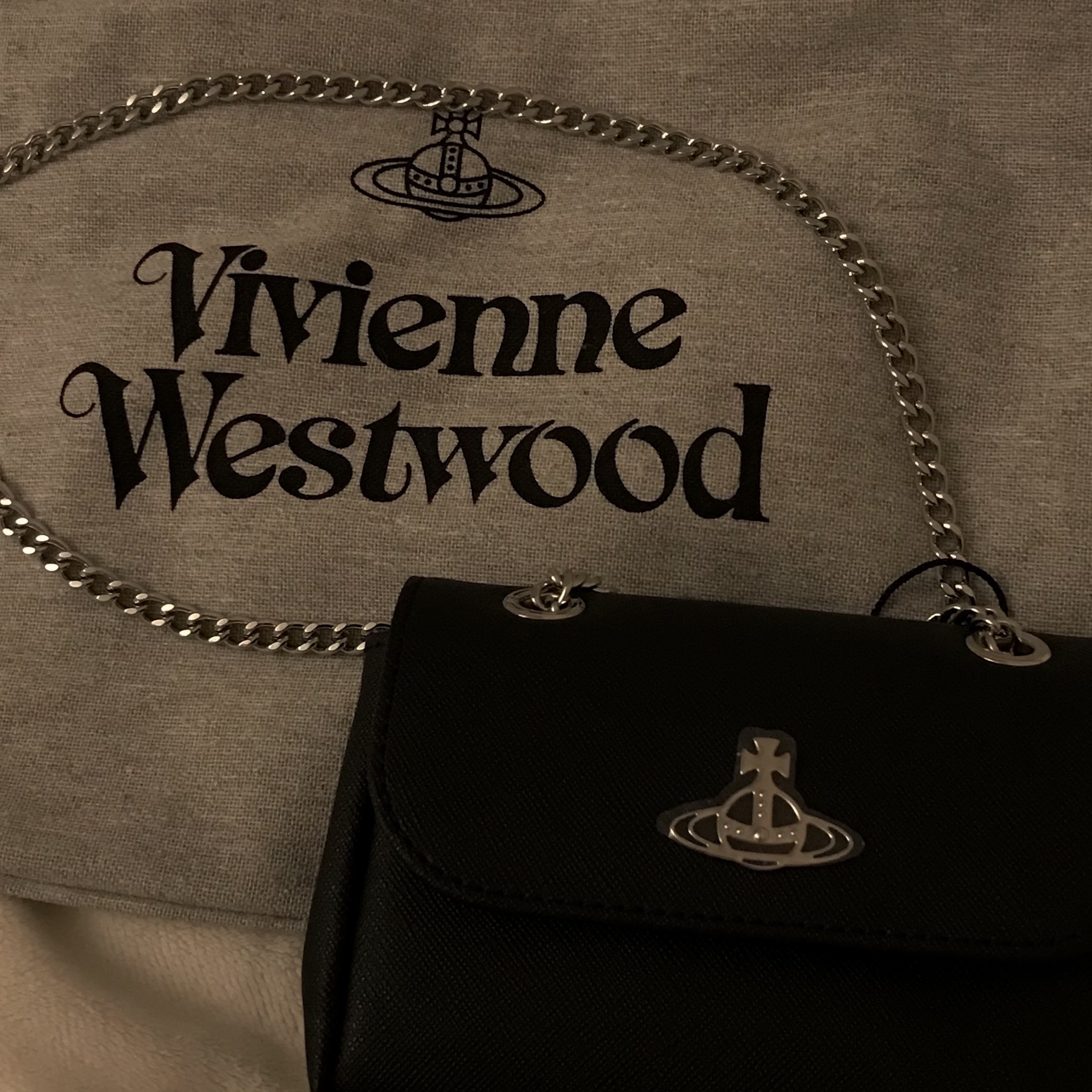 Vivienne Westwood Saffiano Biogreen Small Purse Cross Bag Black 착용 스타일