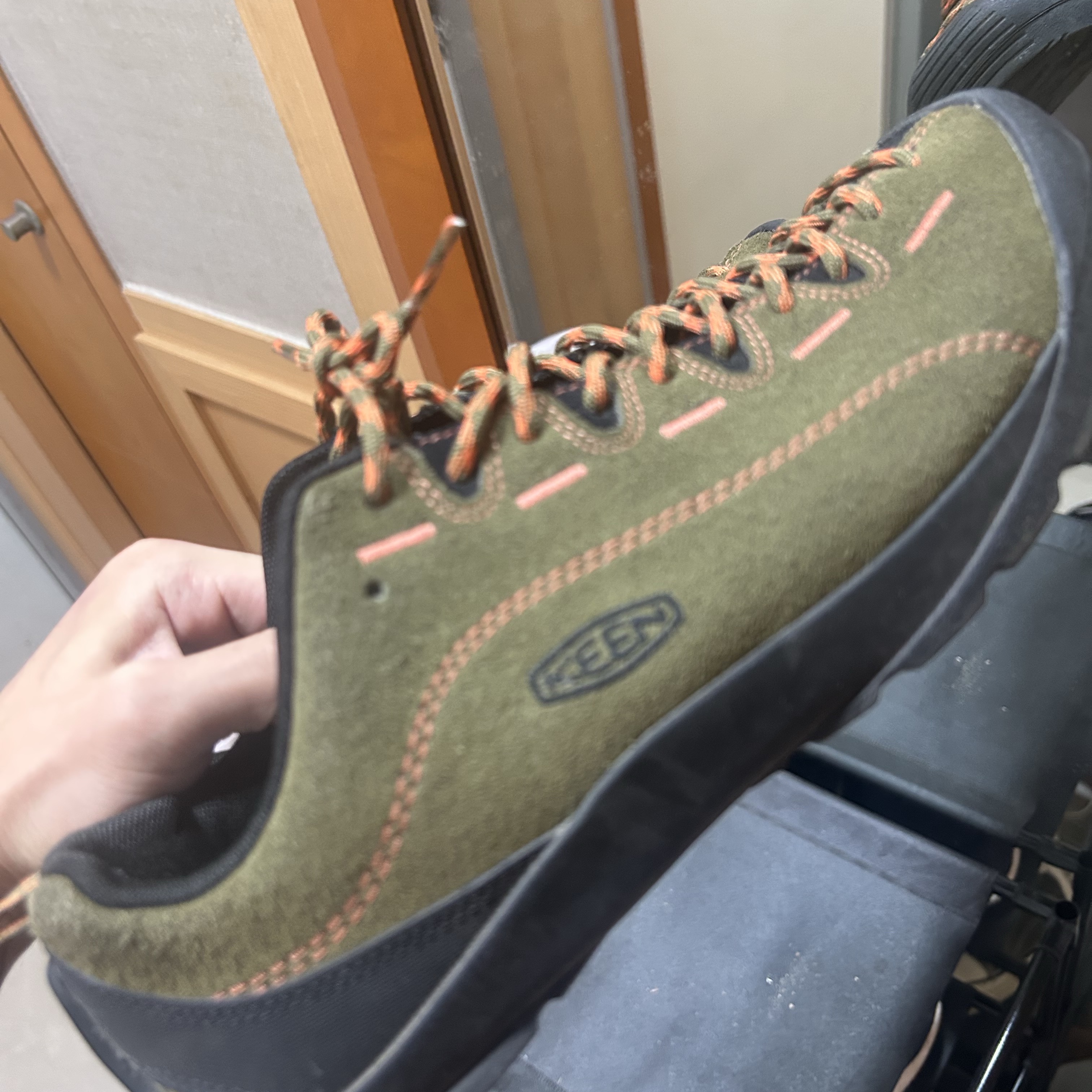 Keen Jasper Suede Sneakers Dark Olive Scarlet Ibis 착용 스타일