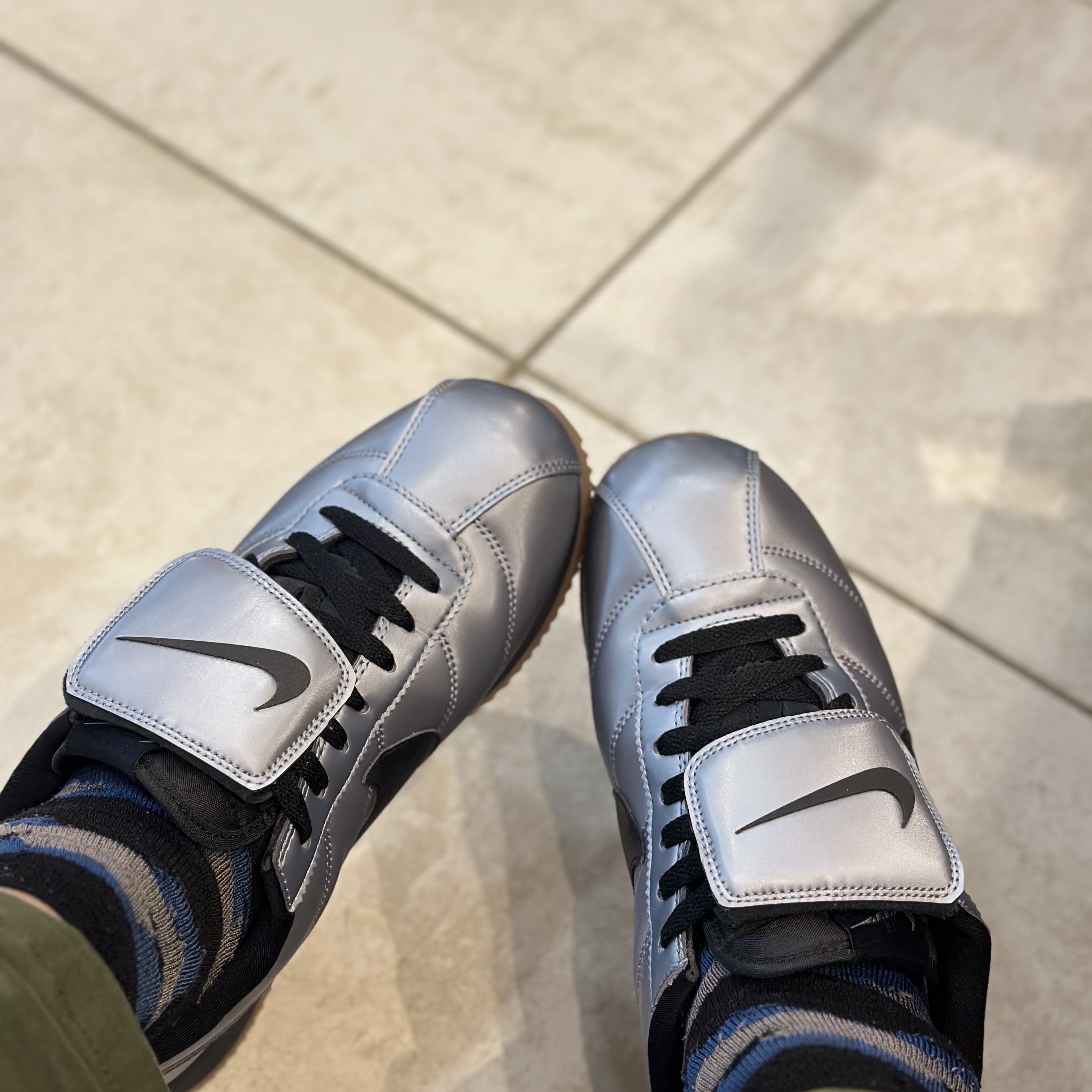 Nike Cortez Leather SE Metallic Cool Grey Black 착용 스타일 - 4