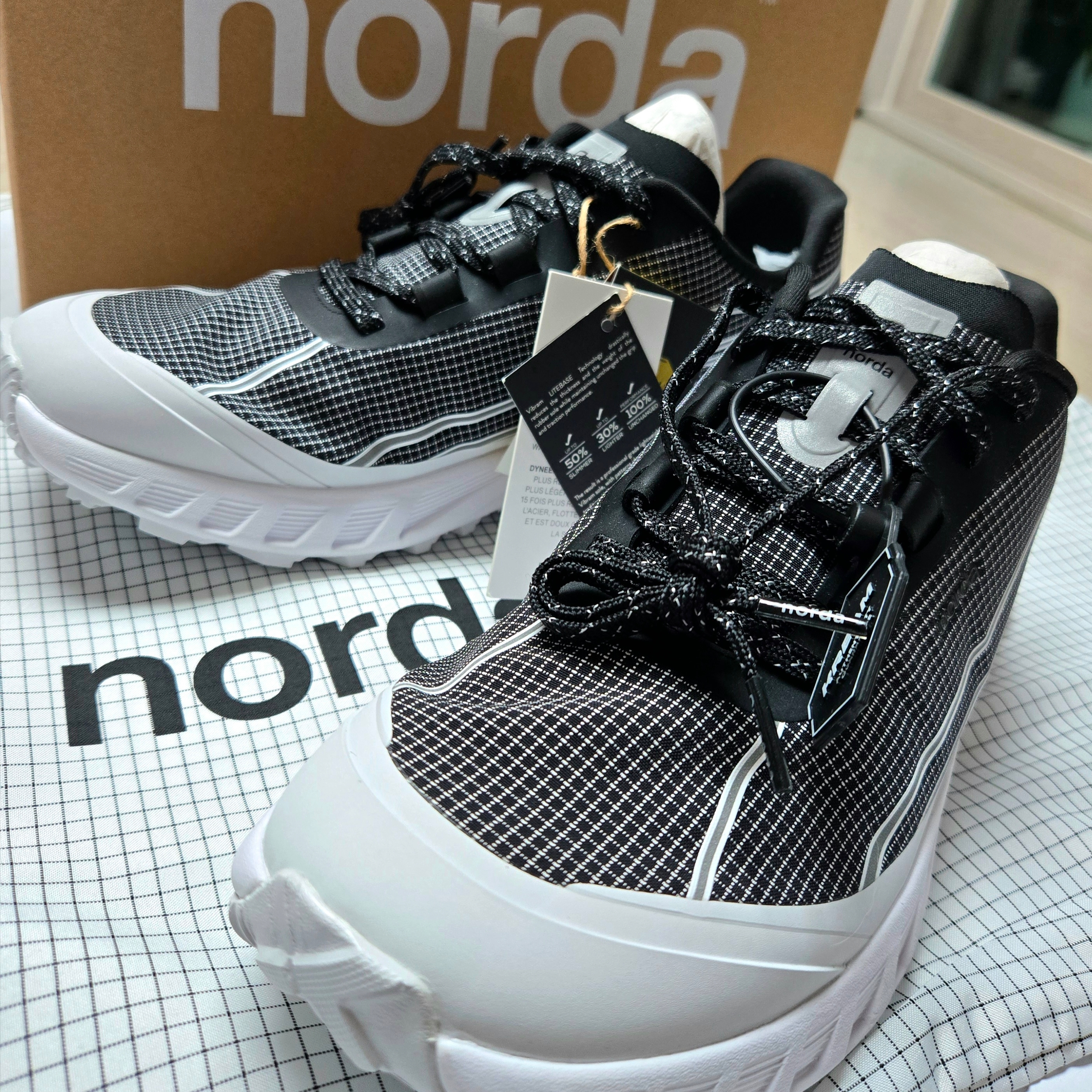 Norda 002 Summit Black 착용 스타일