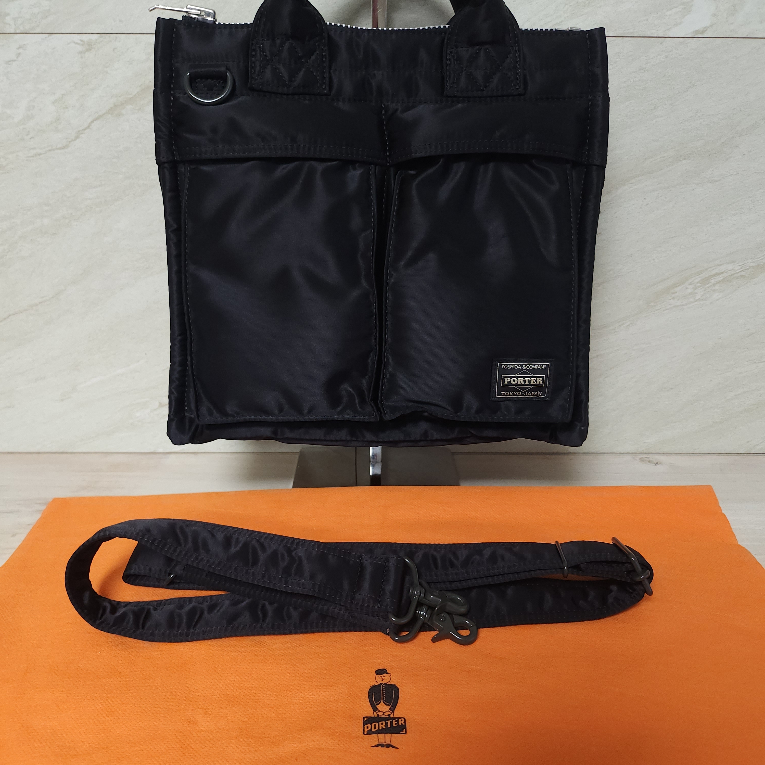 Porter All New Tanker Square Tote Bag Black 착용 스타일 - 1