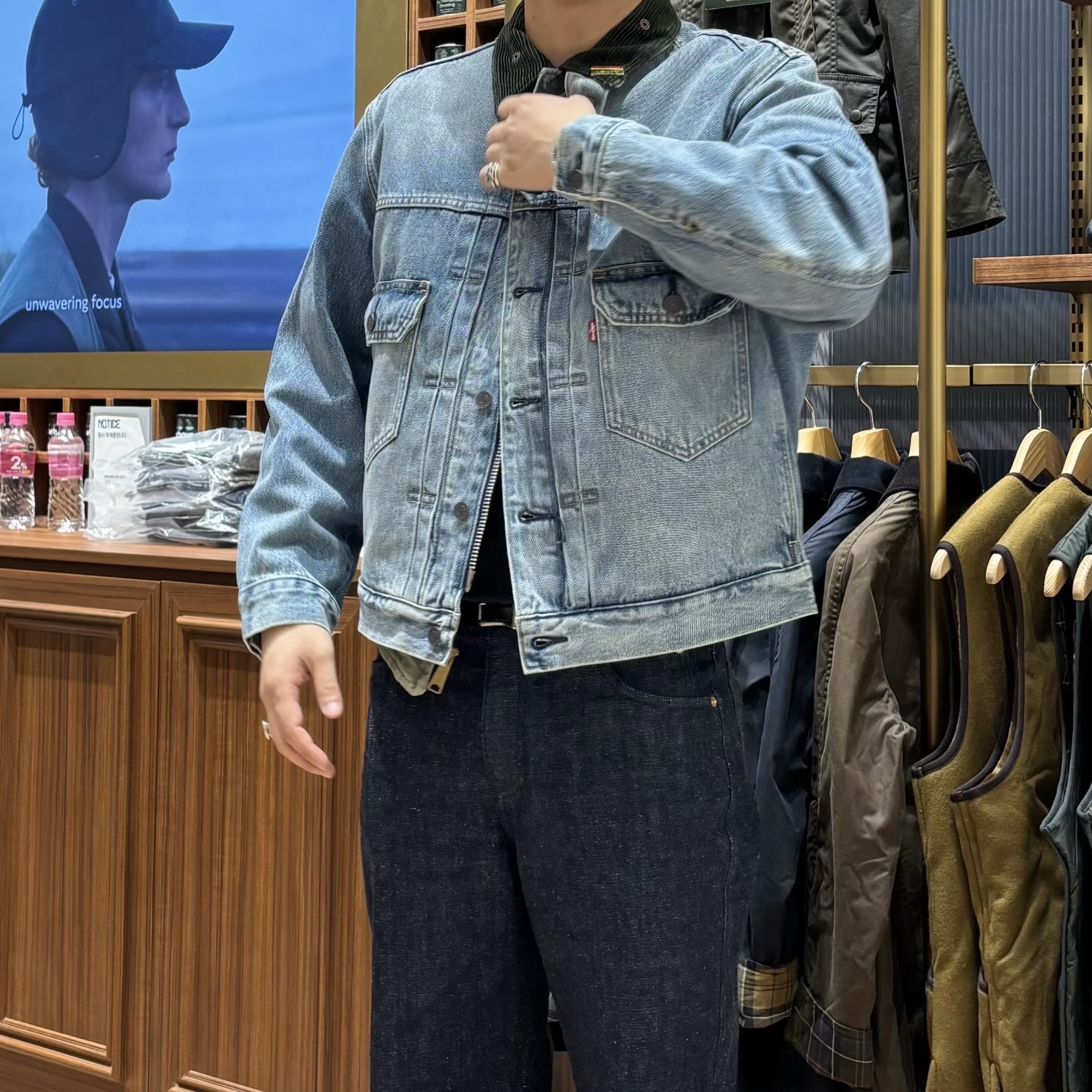 Levi's x Barbour Type II Trucker Jacket Vintage Washed Denim 착용 스타일 - 2
