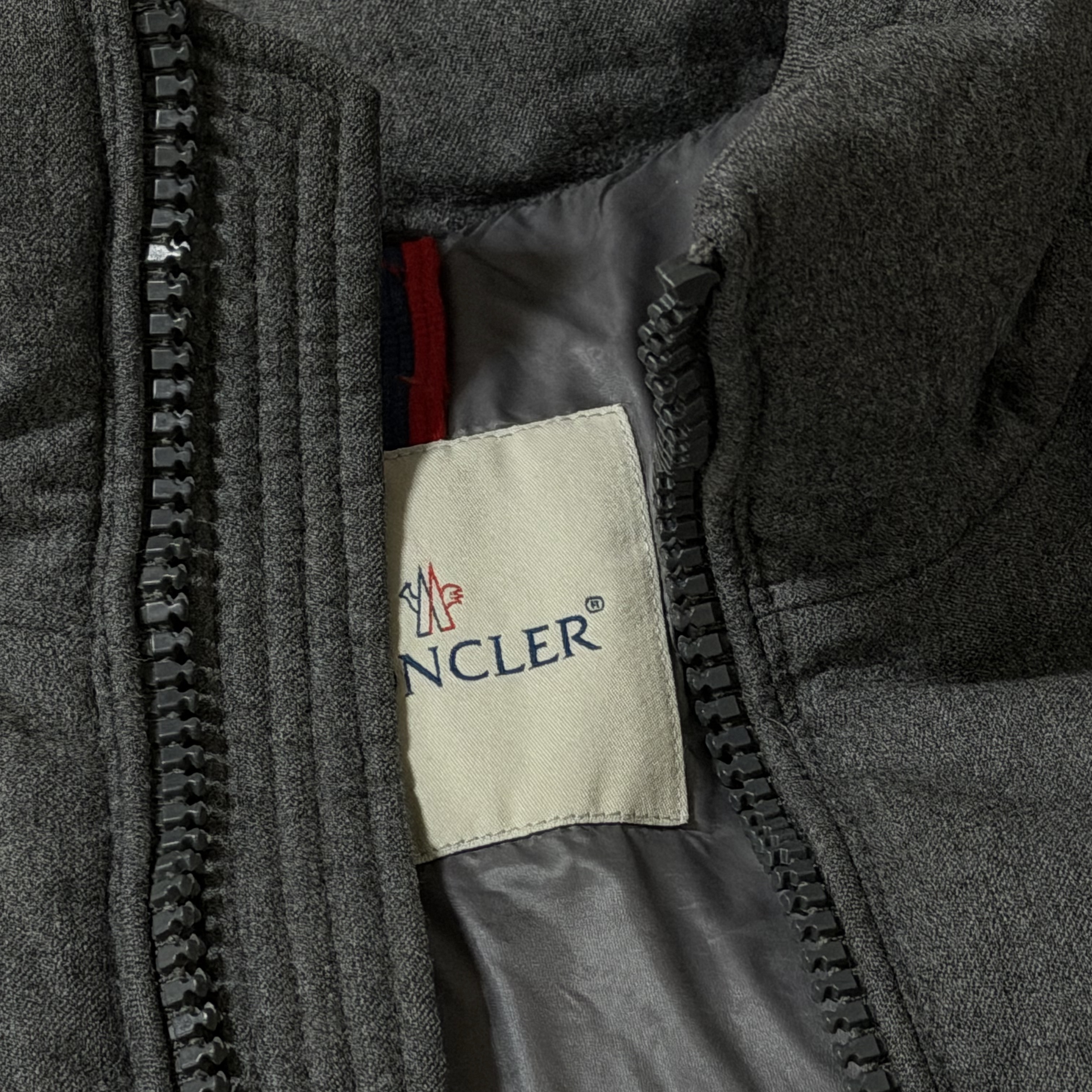 Moncler Montgenevre Short Down Jacket Dark Gray - 23FW 착용 스타일