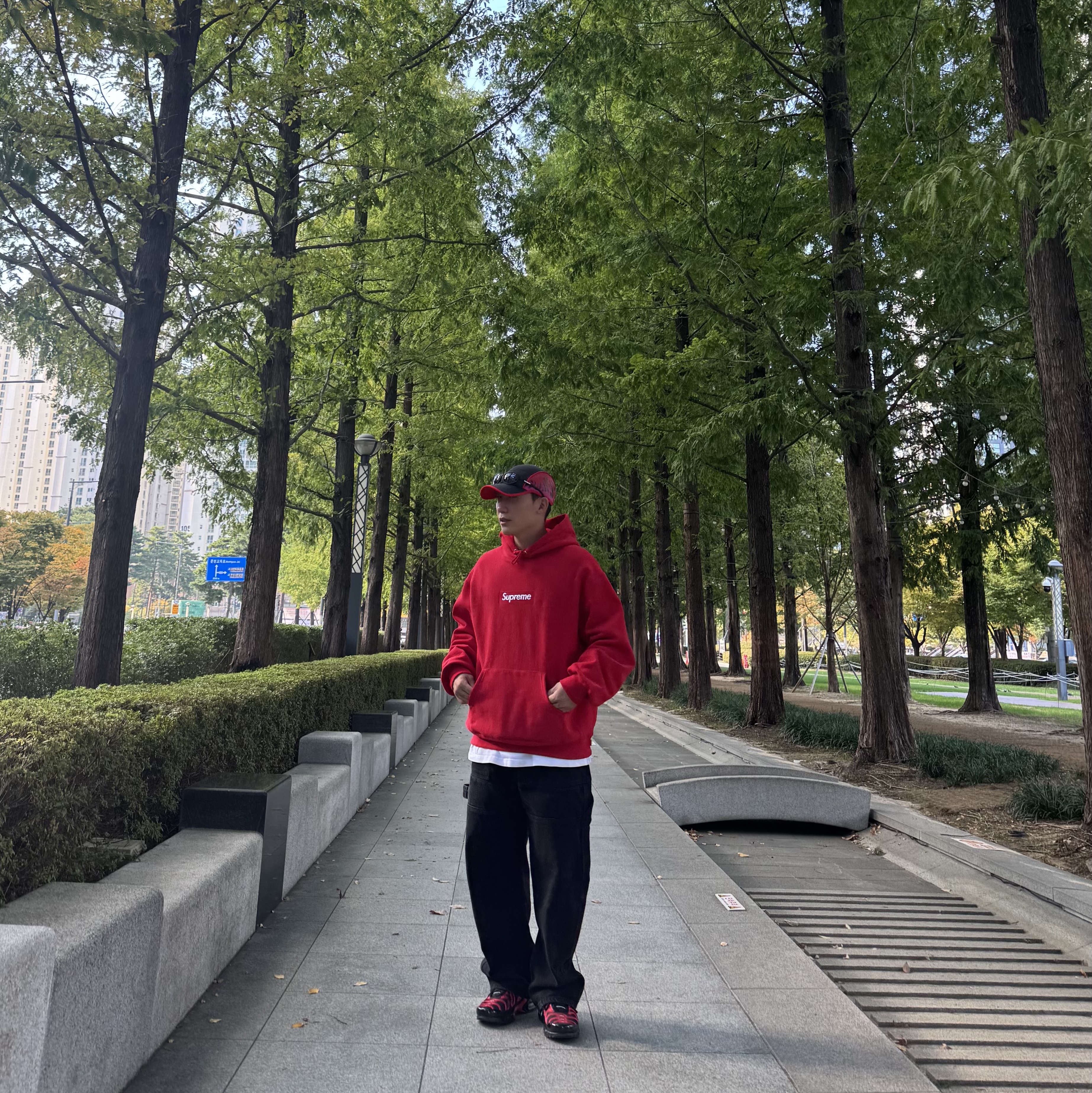 Supreme x Nike Air Max Plus Running Hat Black - 20FW, Nike x Supreme Air Max Plus TN Fire Pink 착용 스타일 - 1