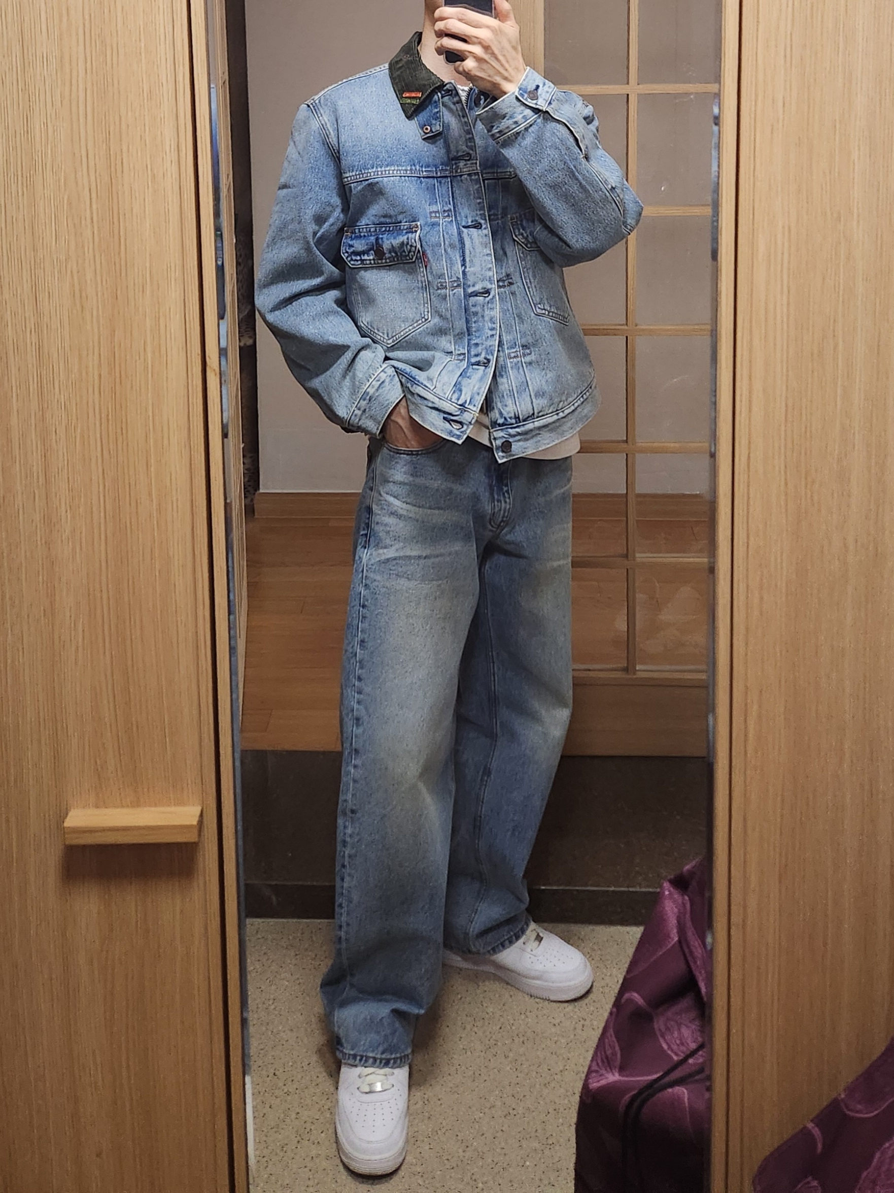 Levi's x Barbour Type II Trucker Jacket Vintage Washed Denim, Nike Air Force 1 '07 Low White 착용 스타일 - 2
