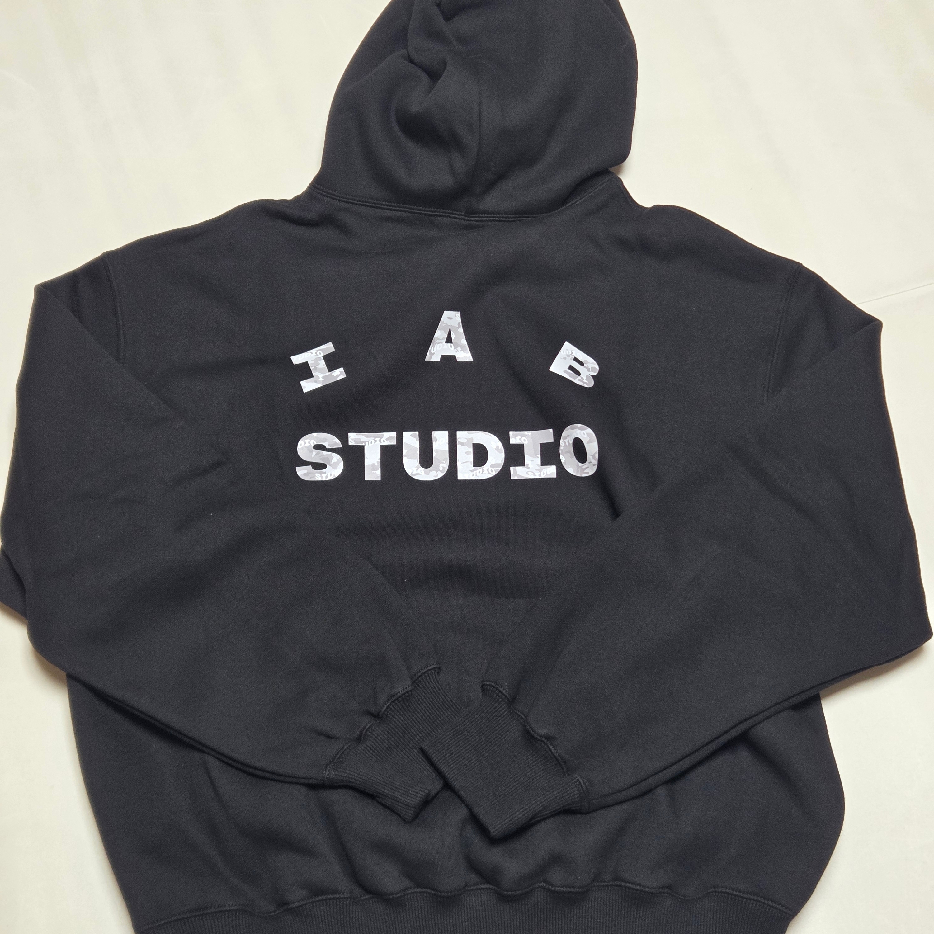 IAB Studio IAB Camo Logo Hoodie Black 착용 스타일 - 1