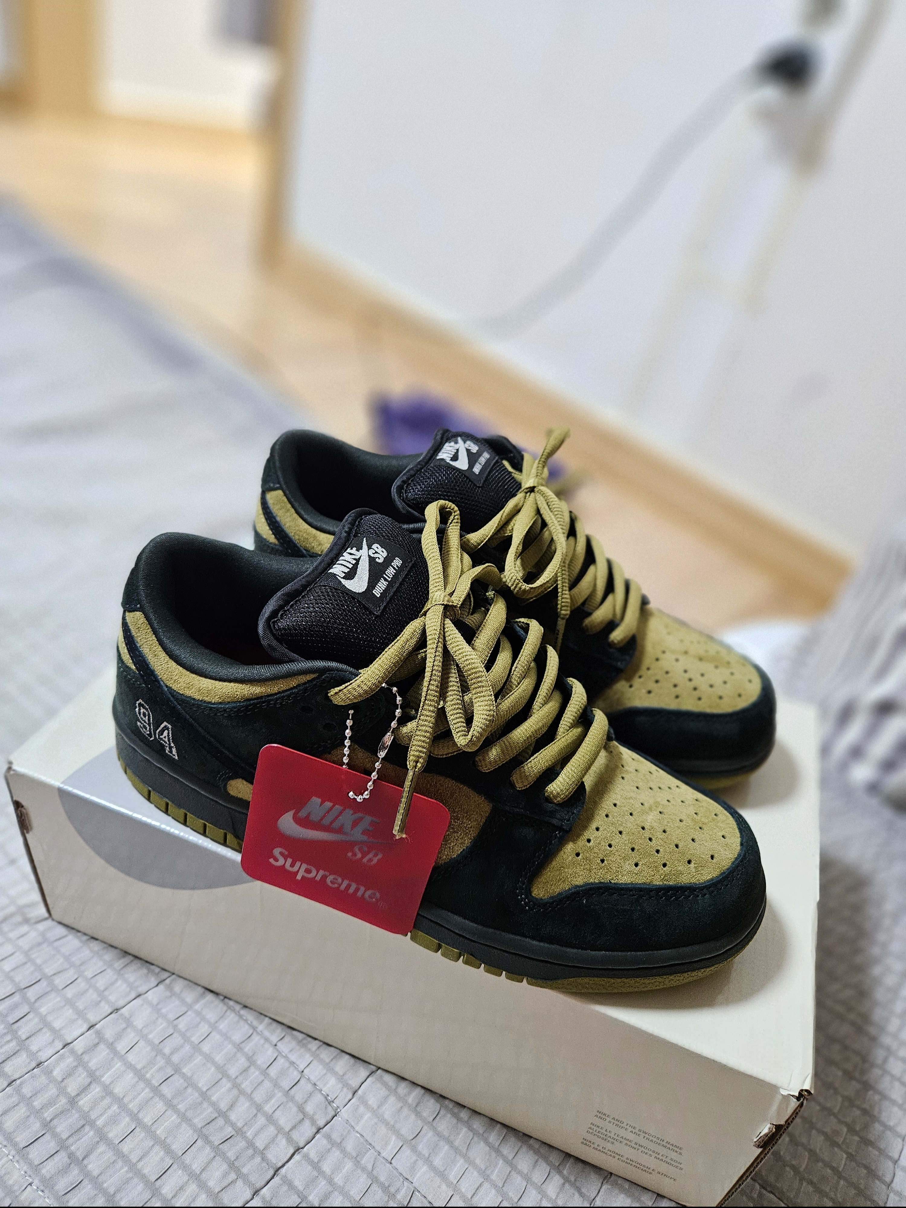 Nike x Supreme SB Dunk Low Camper Green 착용 스타일 - 2