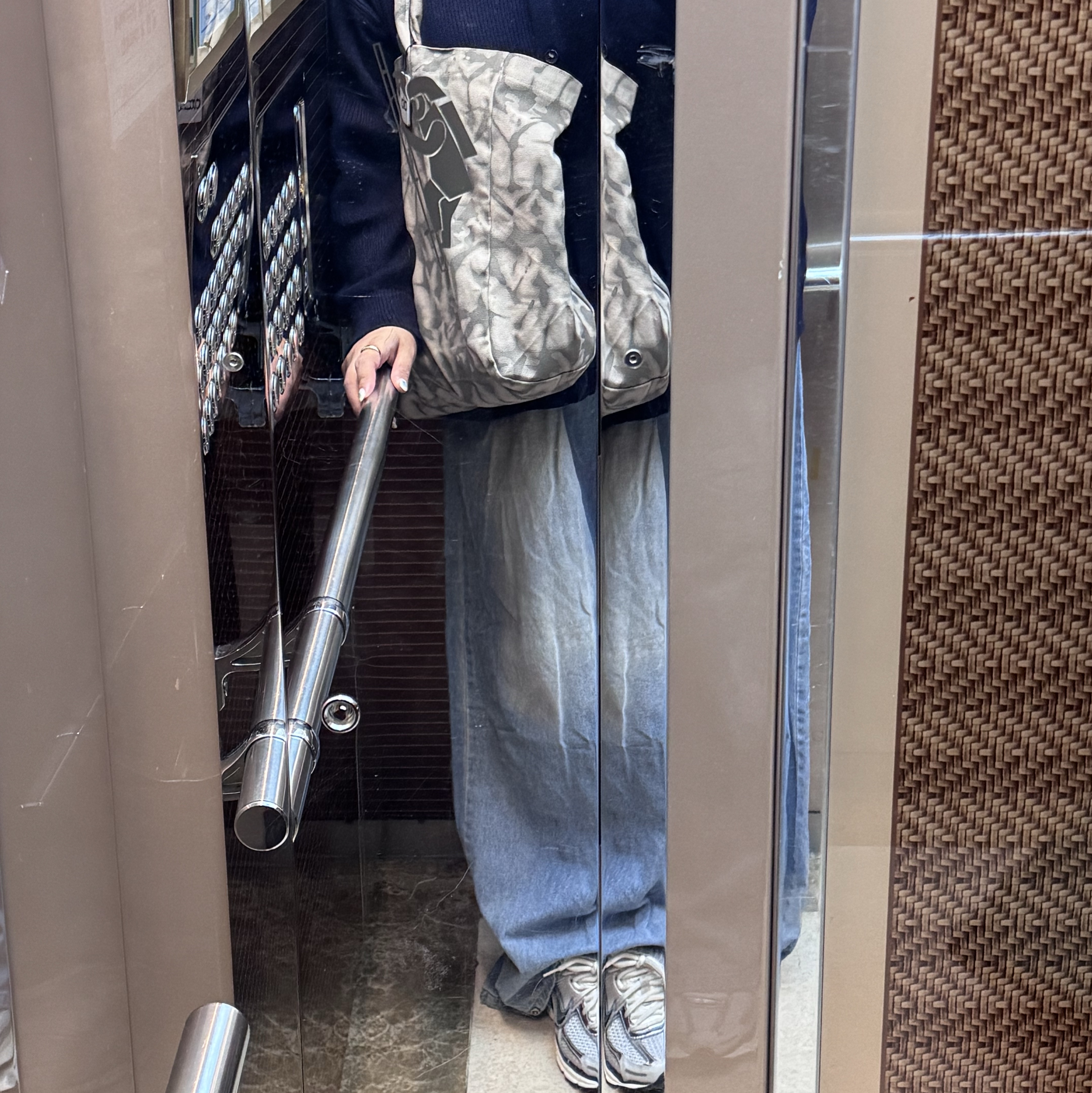 Alo Yoga Iconic Shopper Tote Bag Grey Tiedye, (W) Nike Zoom Vomero 5 Photon Dust and Metallic Silver 착용 스타일