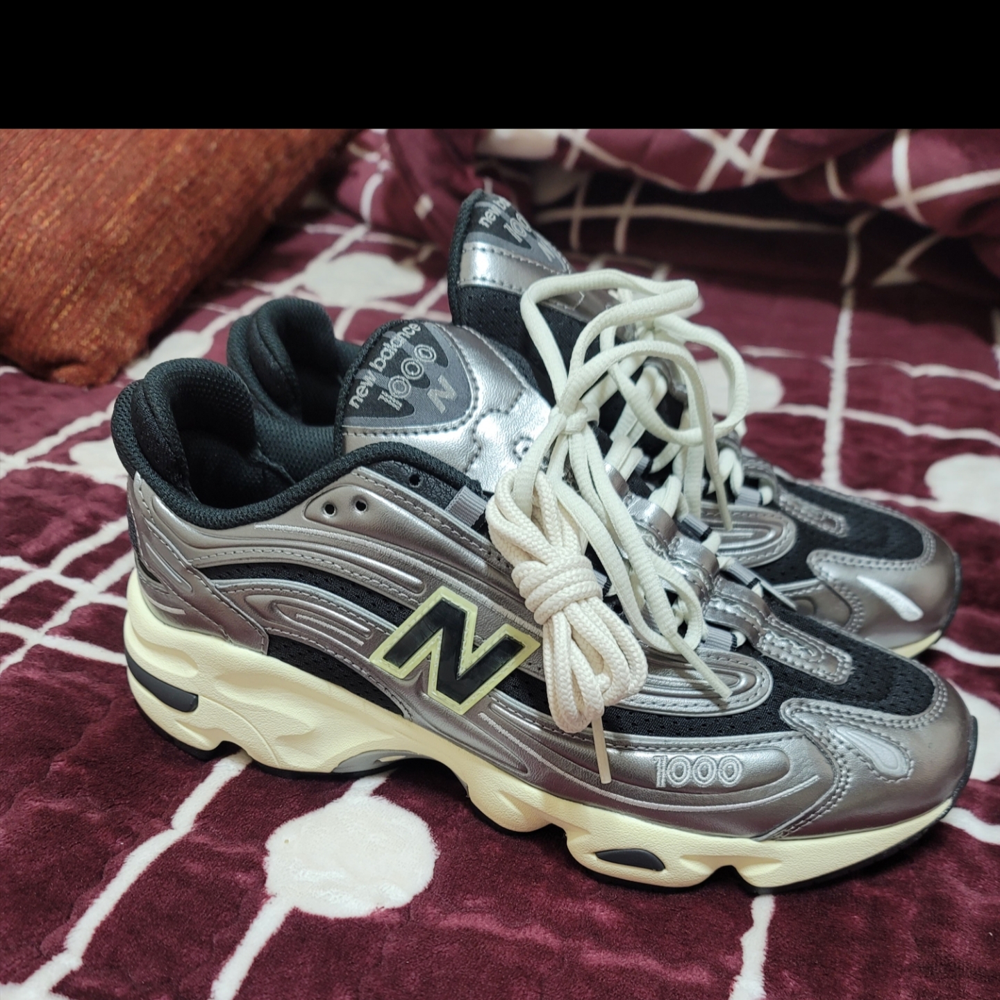 New Balance 1000 Silver Metallic Black 착용 스타일