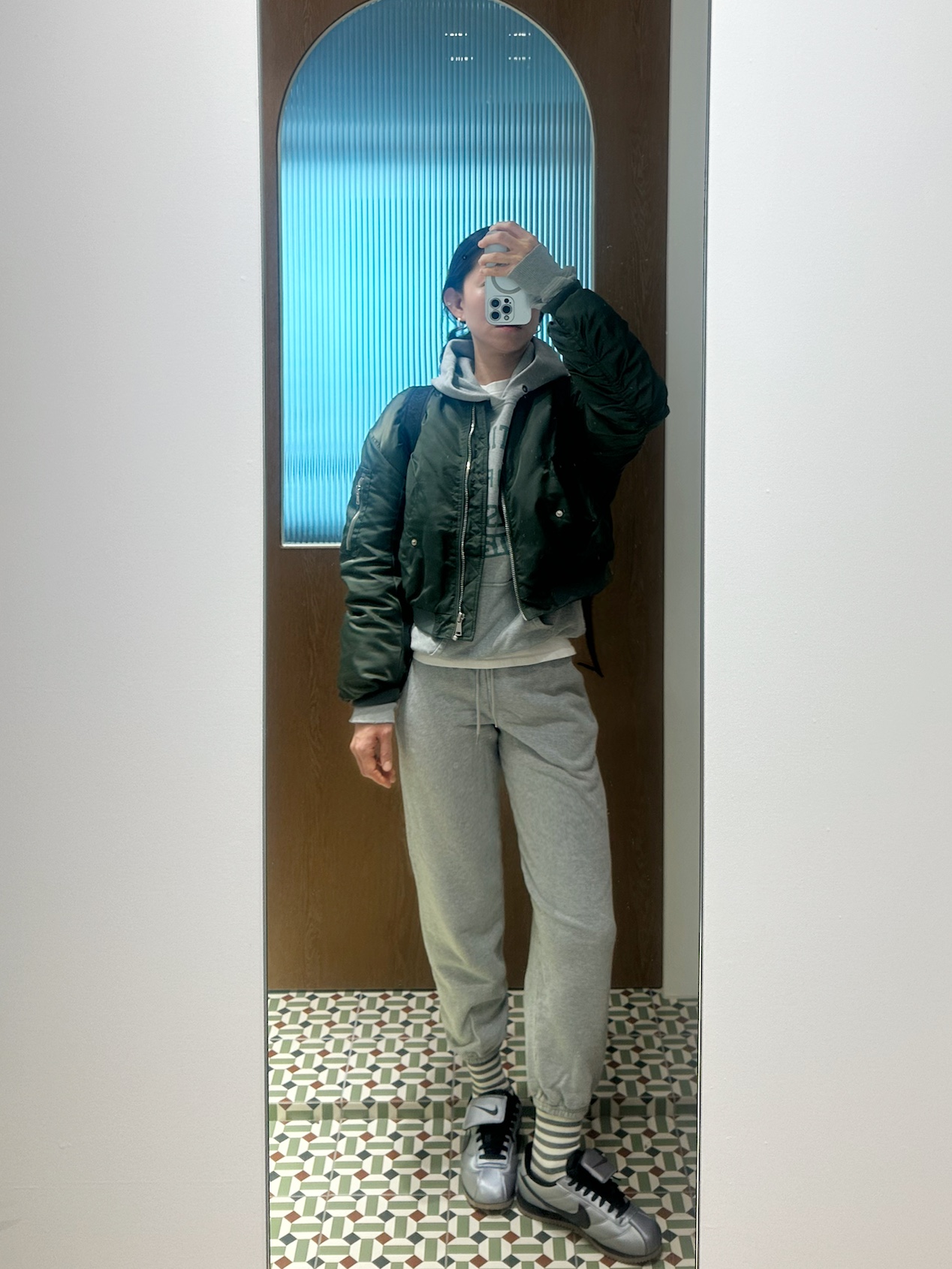 Arc'teryx Heliad 15 Backpack Black, Nike Cortez Leather SE Metallic Cool Grey Black 착용 스타일 - 1