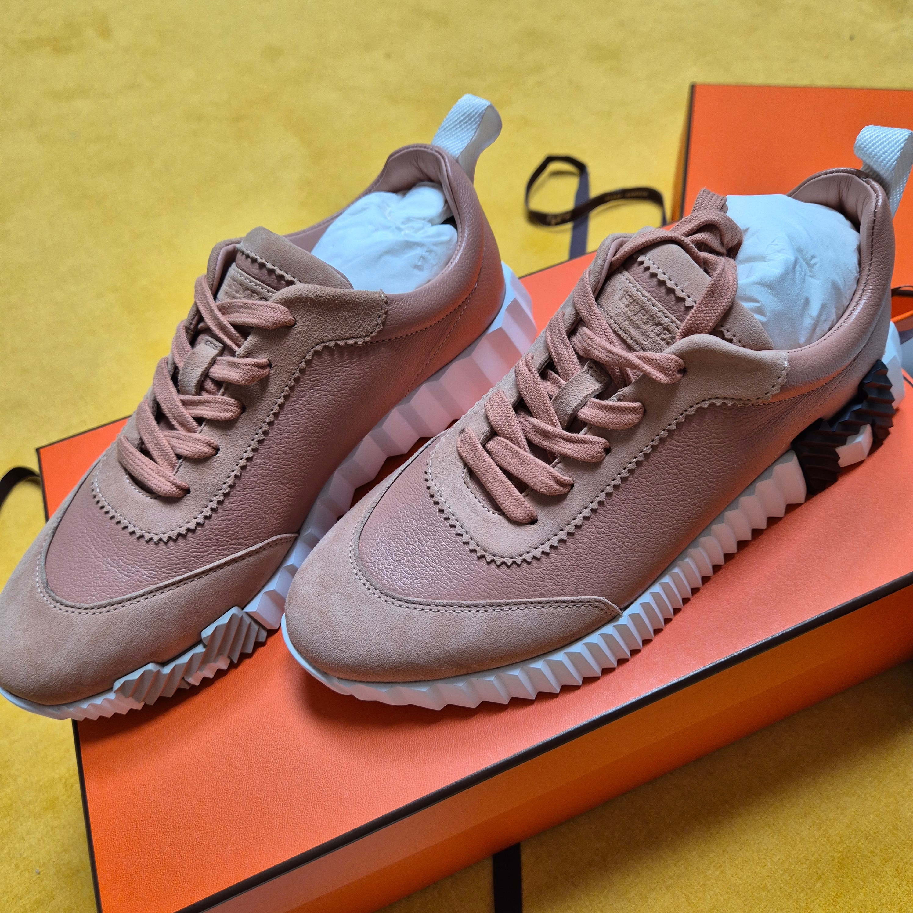 (W) Hermes Bouncing Sneakers Sport Suede Goatskin & Nude 착용 스타일 - 2