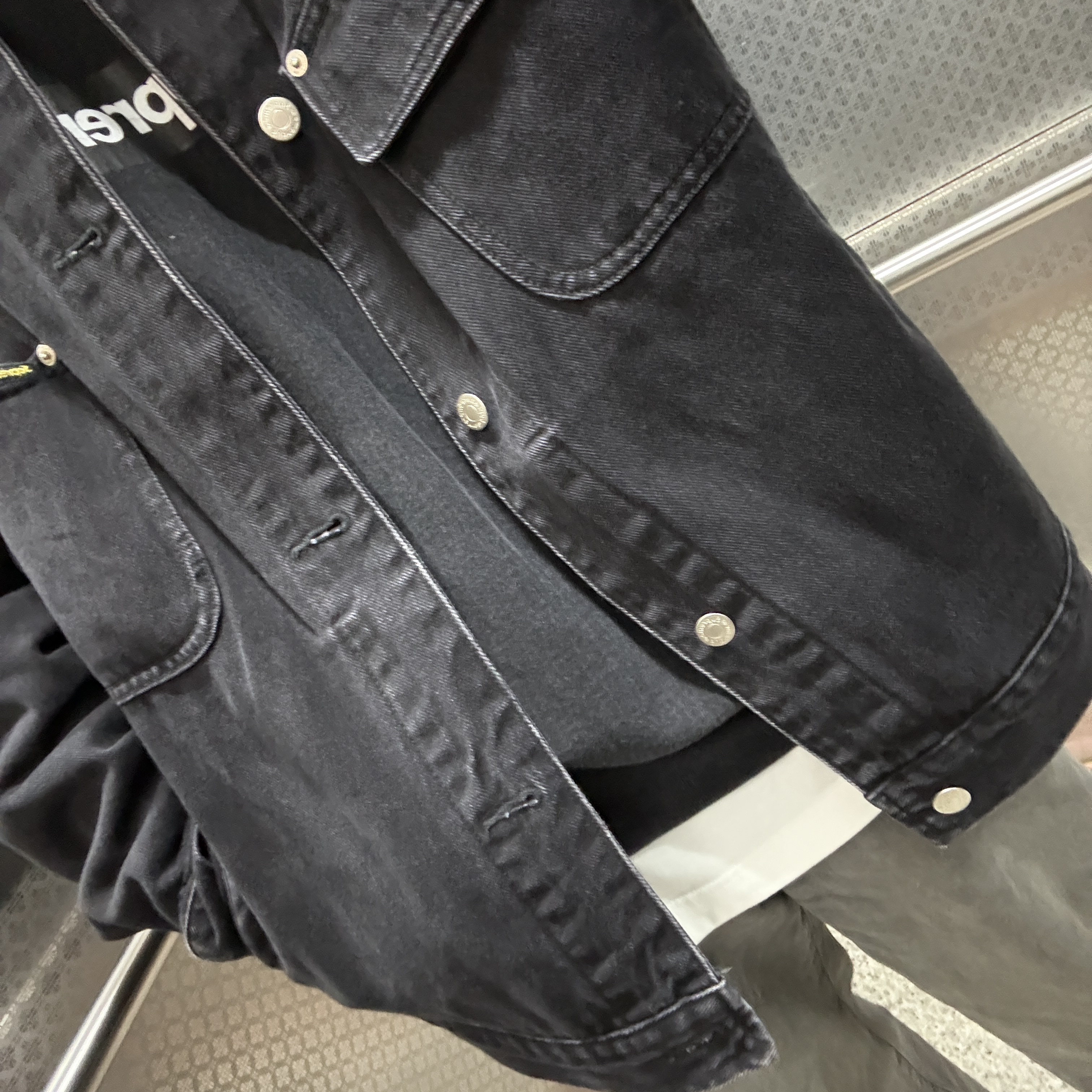 Supreme Denim Chore Trucker Jacket Black - 24SS, Supreme Washed Box Logo Crewneck Black - 25SS 착용 스타일