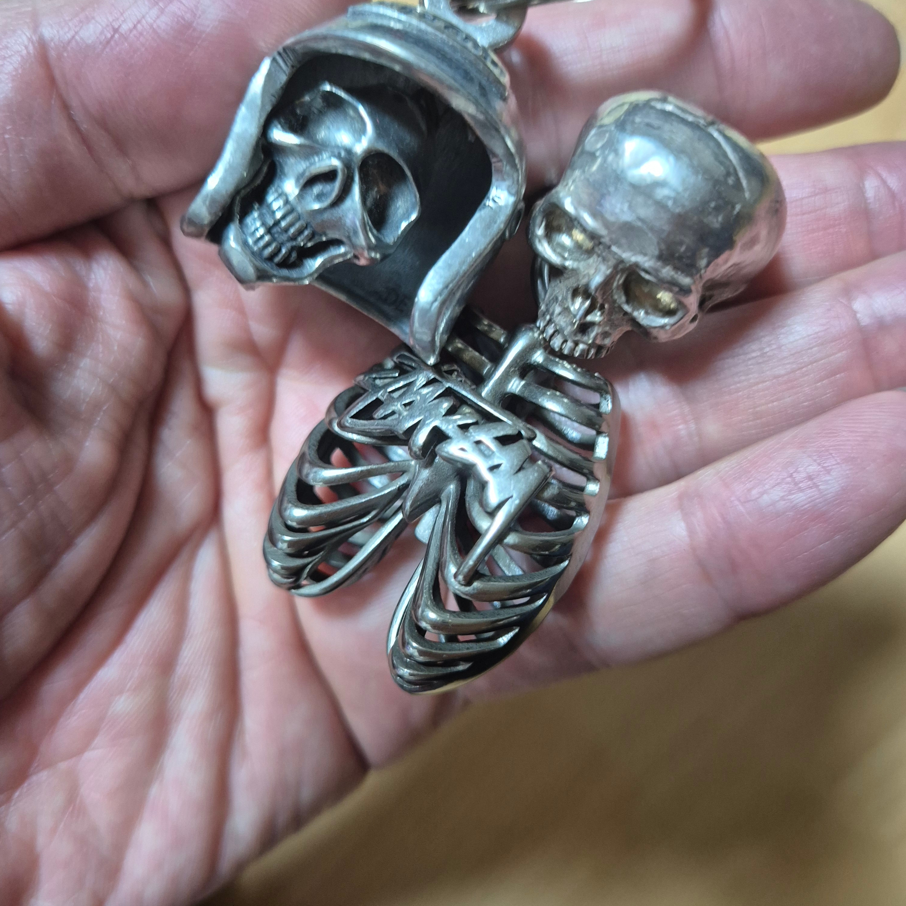 Stussy Ribcage Keychain Silver, Mastermind World Hand Warmer Black - 25FW 착용 스타일 - 1