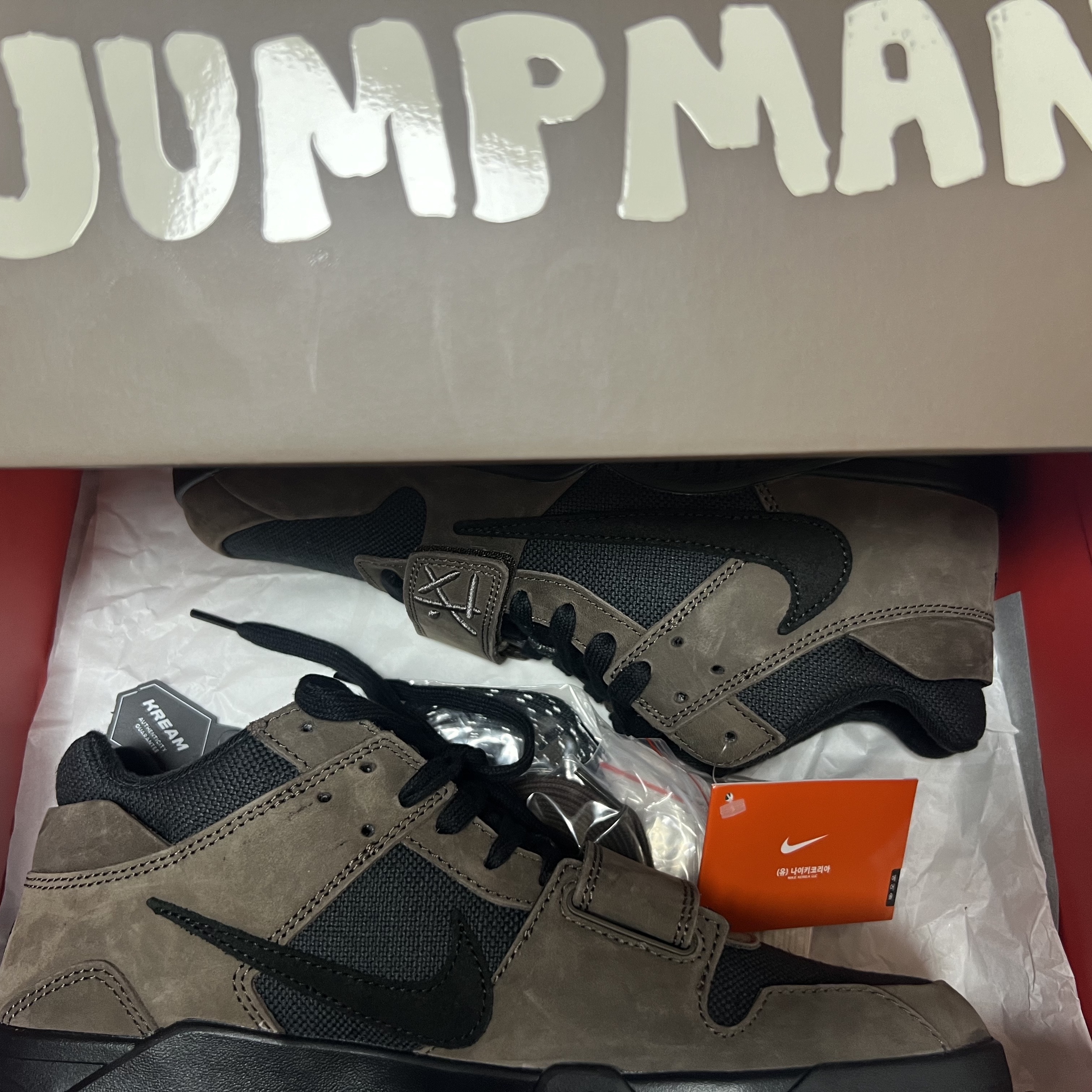 Jordan x Travis Scott Jumpman Jack TR Black and Dark Mocha 착용 스타일 - 1